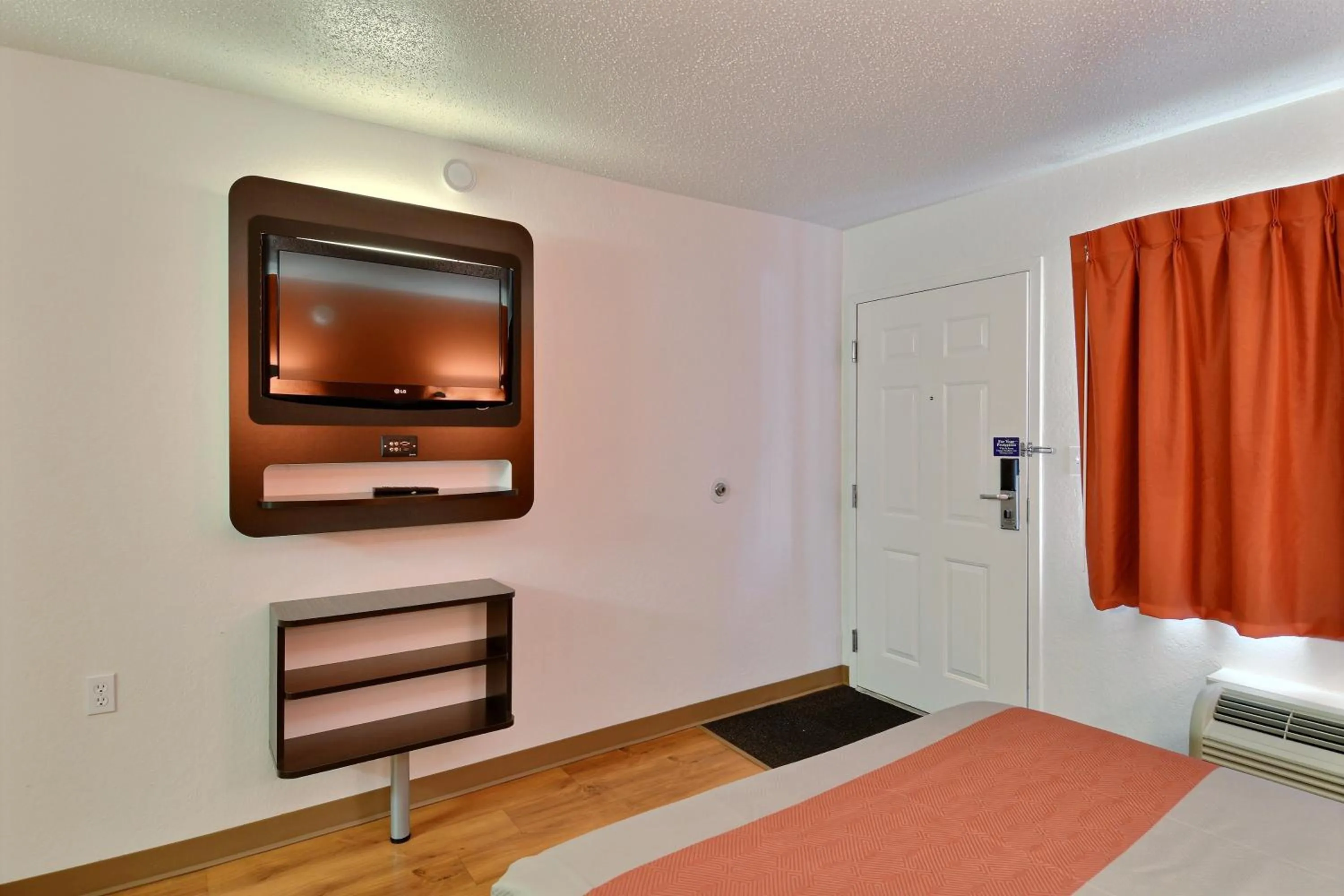 TV and multimedia, Bed in Motel 6-Tewksbury, MA - Boston