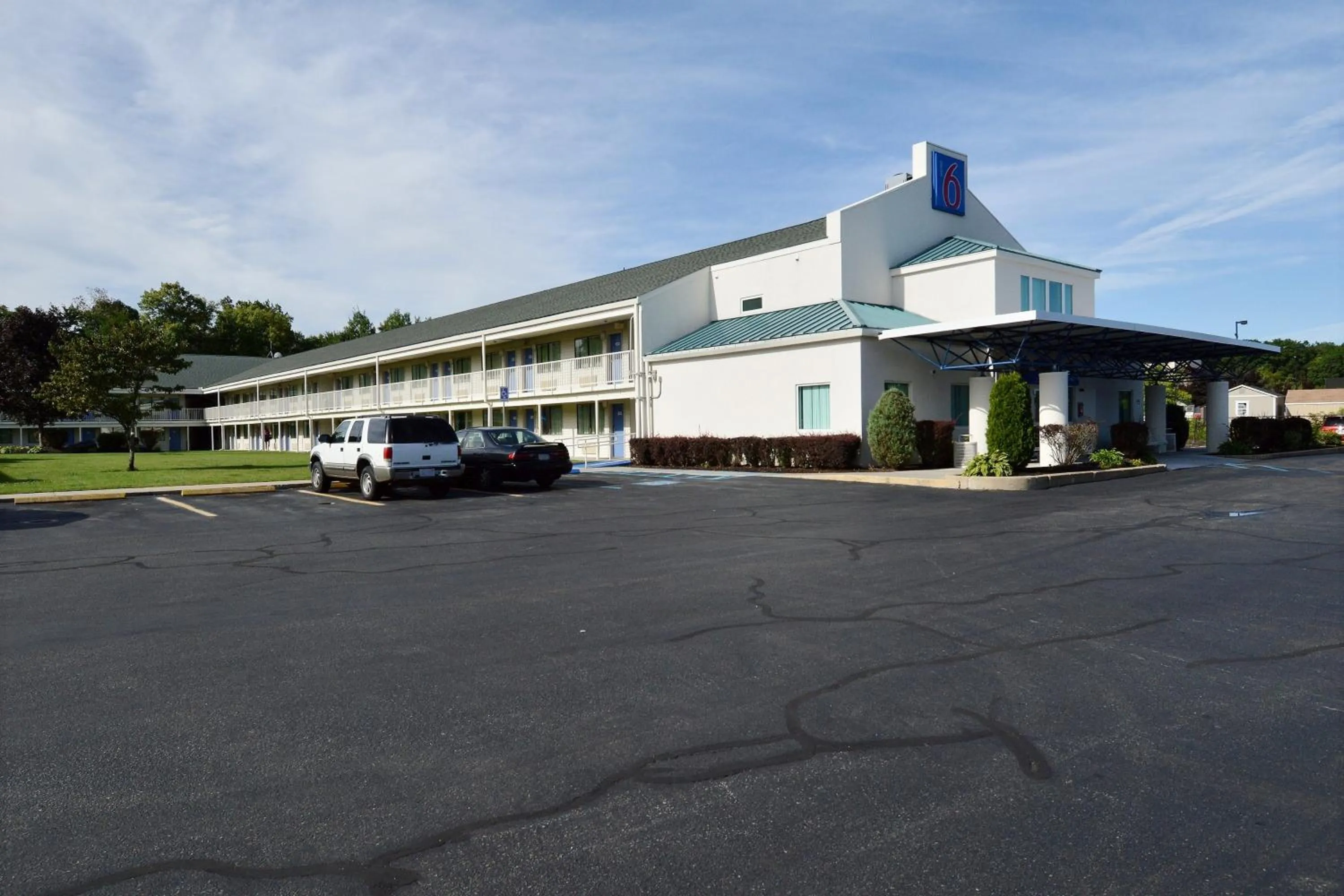 Facade/entrance in Motel 6-Tewksbury, MA - Boston