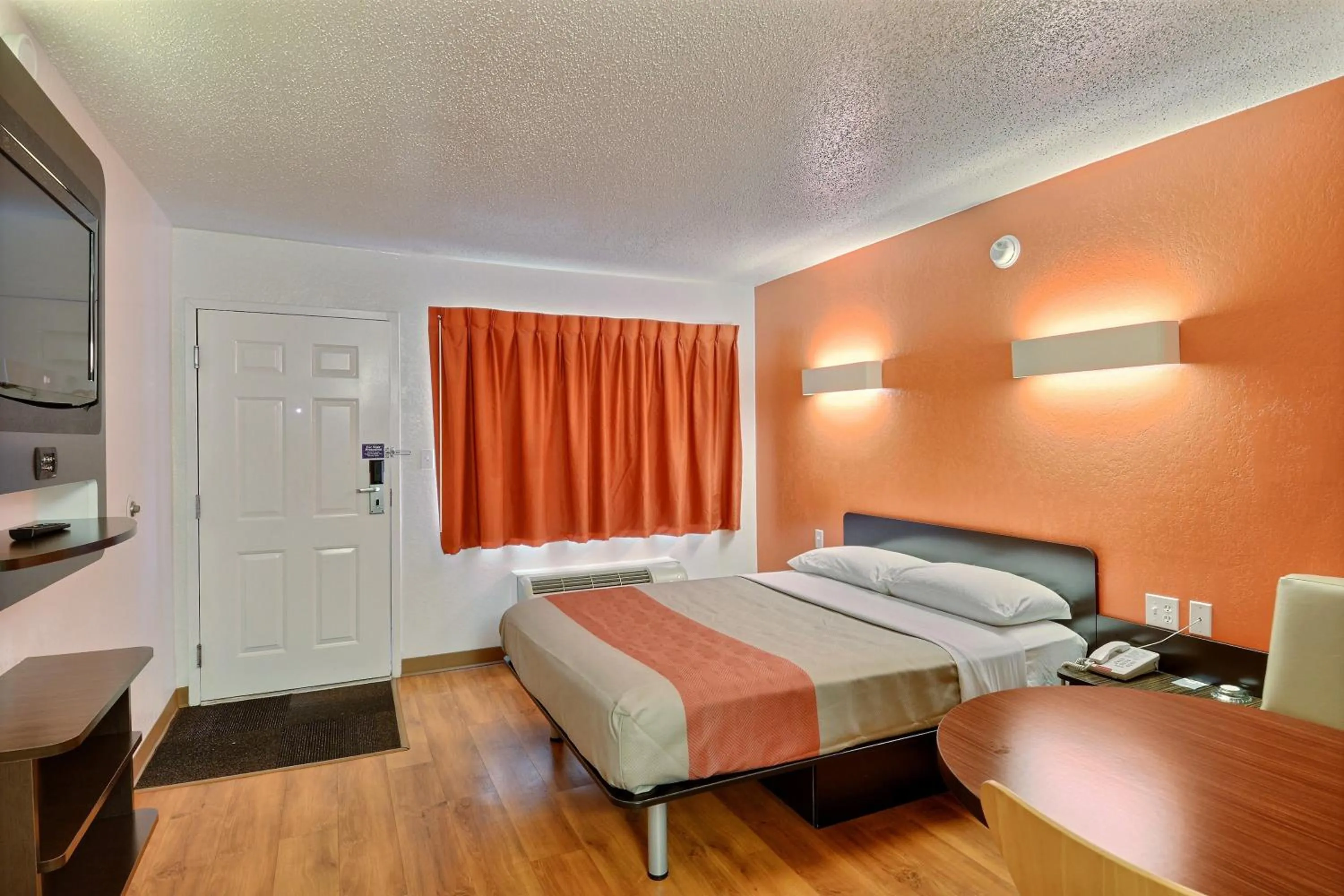 Bed in Motel 6-Tewksbury, MA - Boston