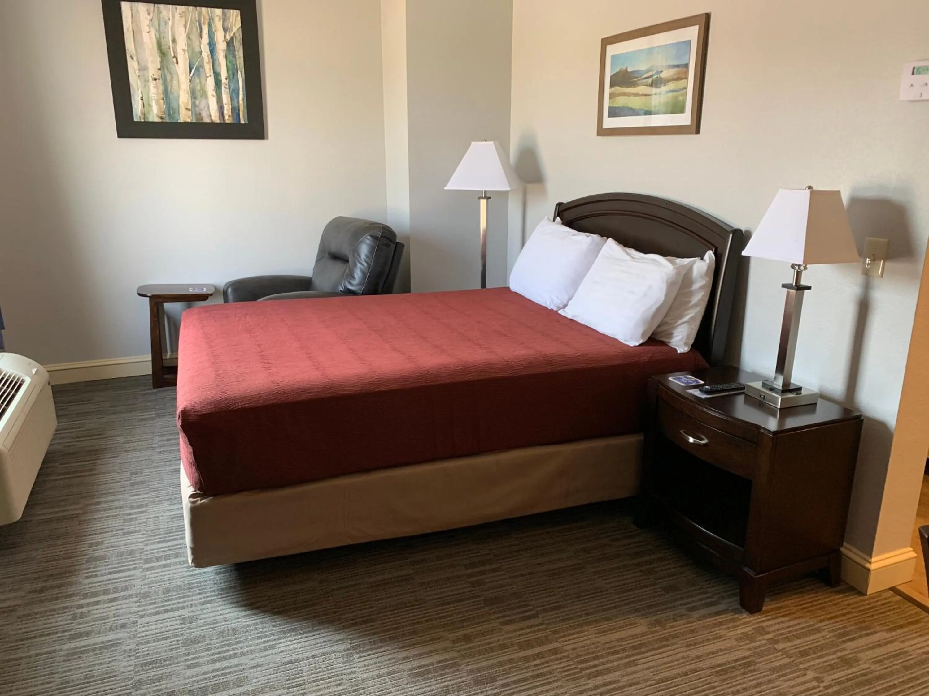 Bedroom, Bed in McCoy's Inn