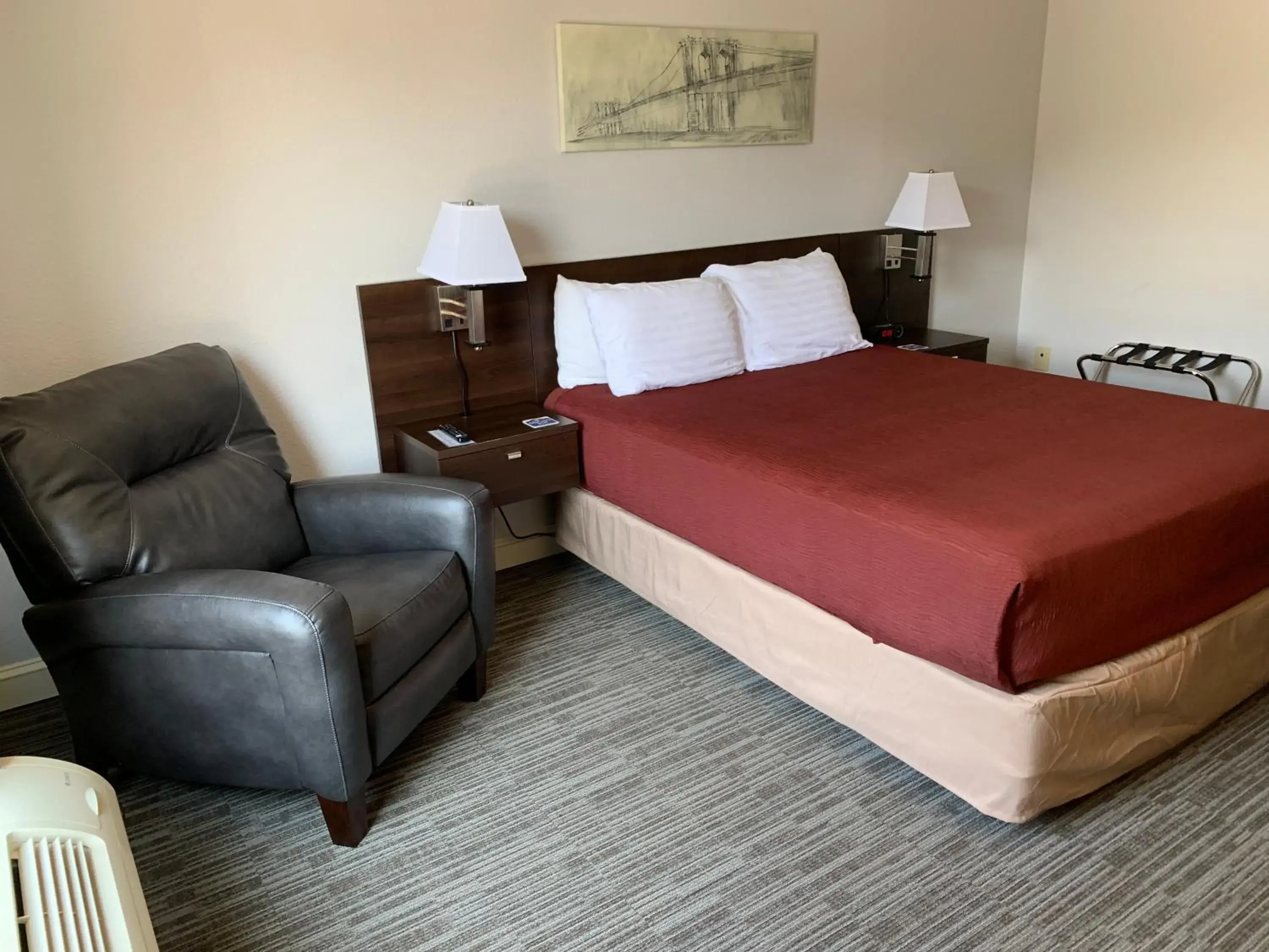 Queen Room - single occupancy in McCoy's Inn Queen Room - single occupancy in McCoy's Inn