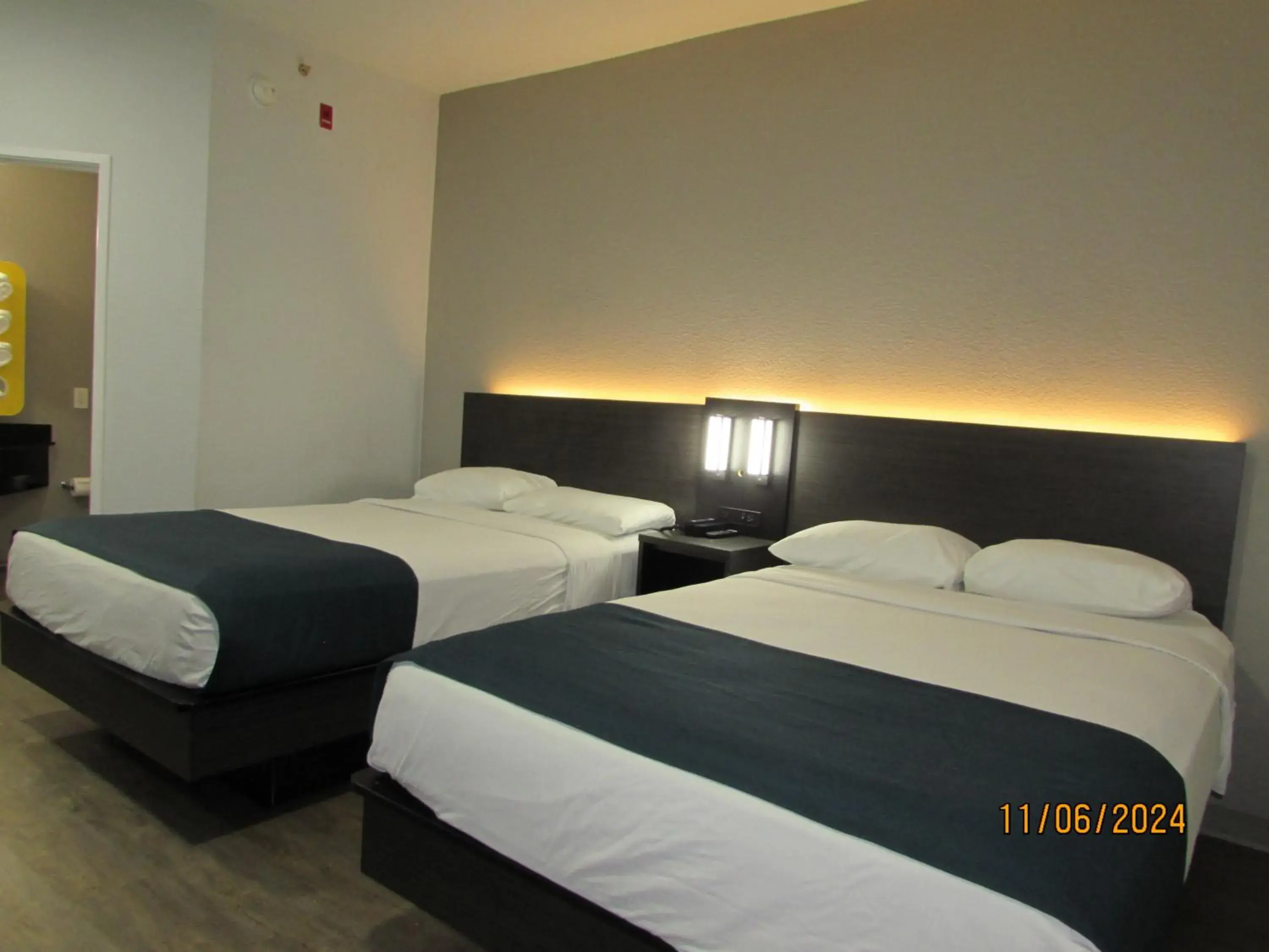 Quadruple Room - single occupancy - Disability Access in Motel 6-West Des Moines, IA Quadruple Room - single occupancy - Disability Access in Motel 6-West Des Moines, IA