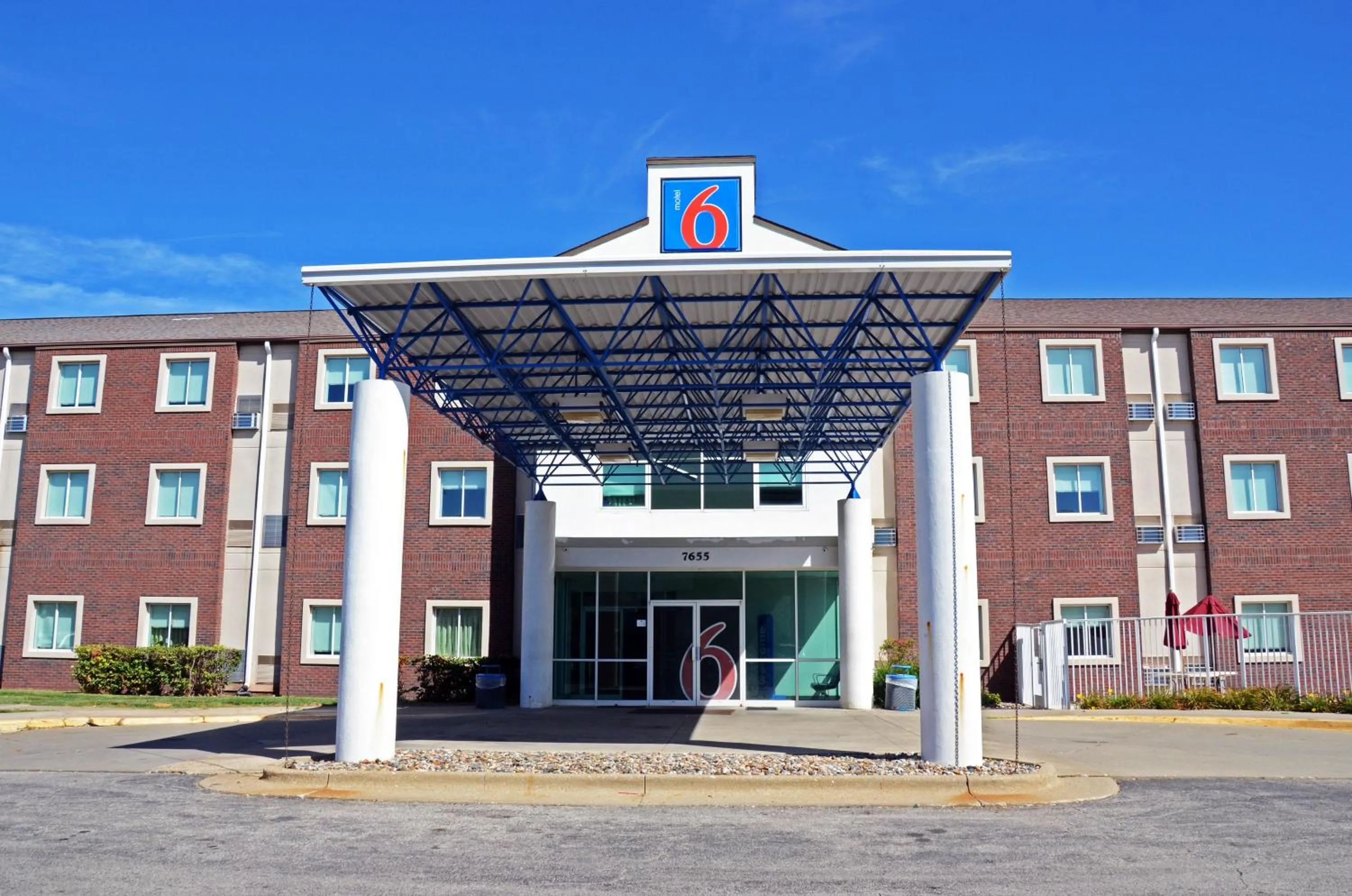 Facade/entrance in Motel 6-West Des Moines, IA