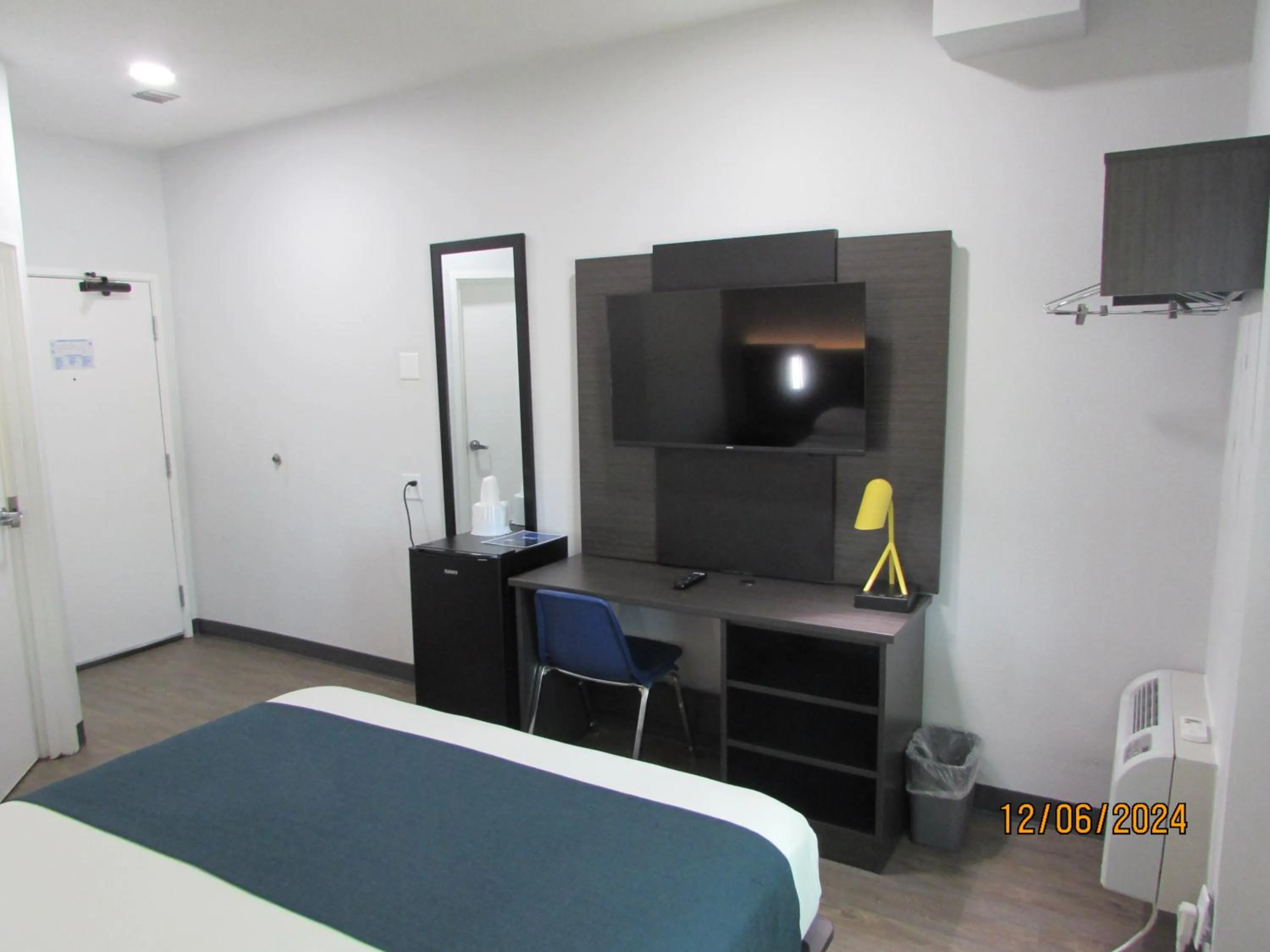 Bedroom, Bed in Motel 6-West Des Moines, IA