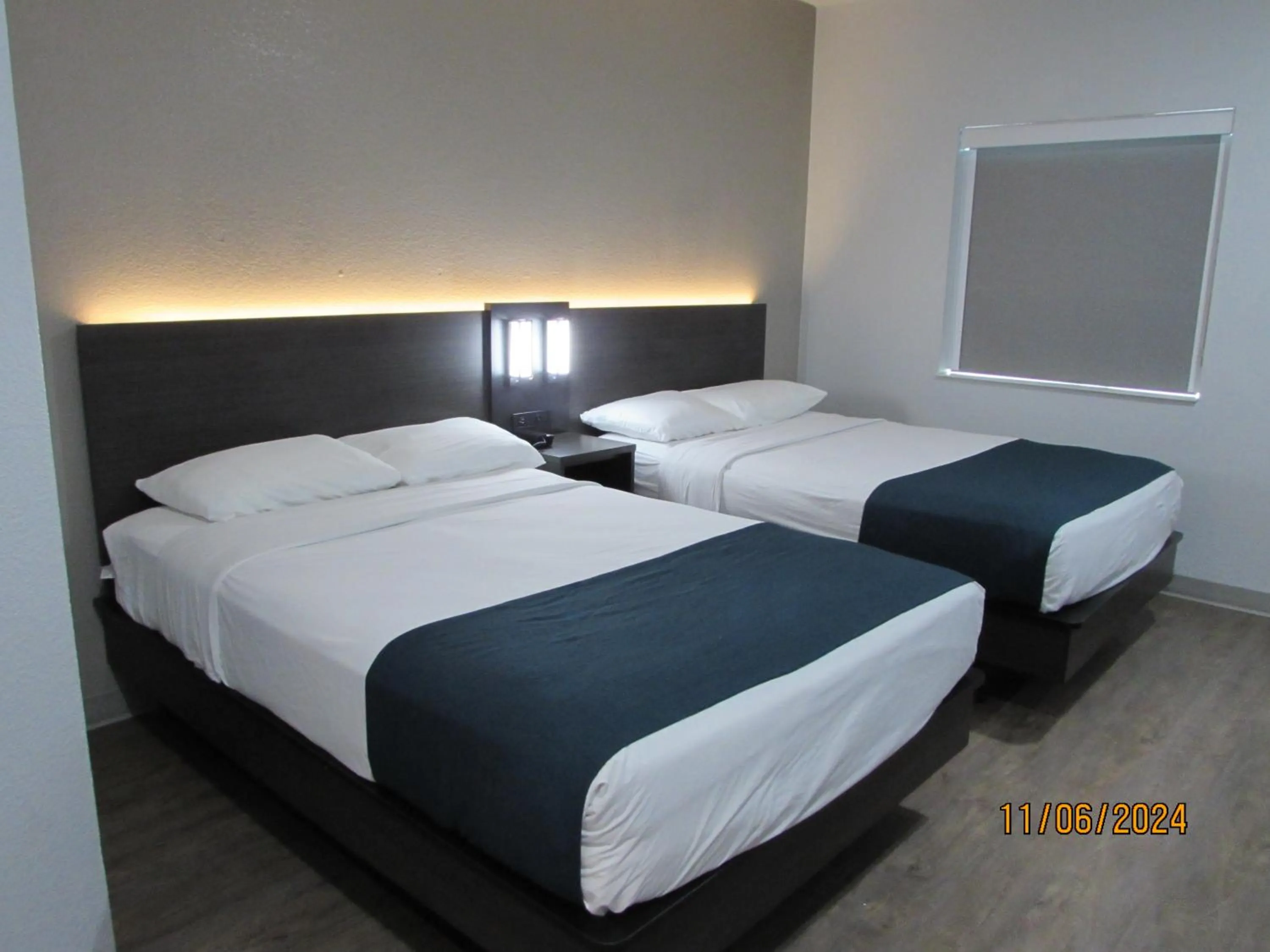 Bedroom, Bed in Motel 6-West Des Moines, IA