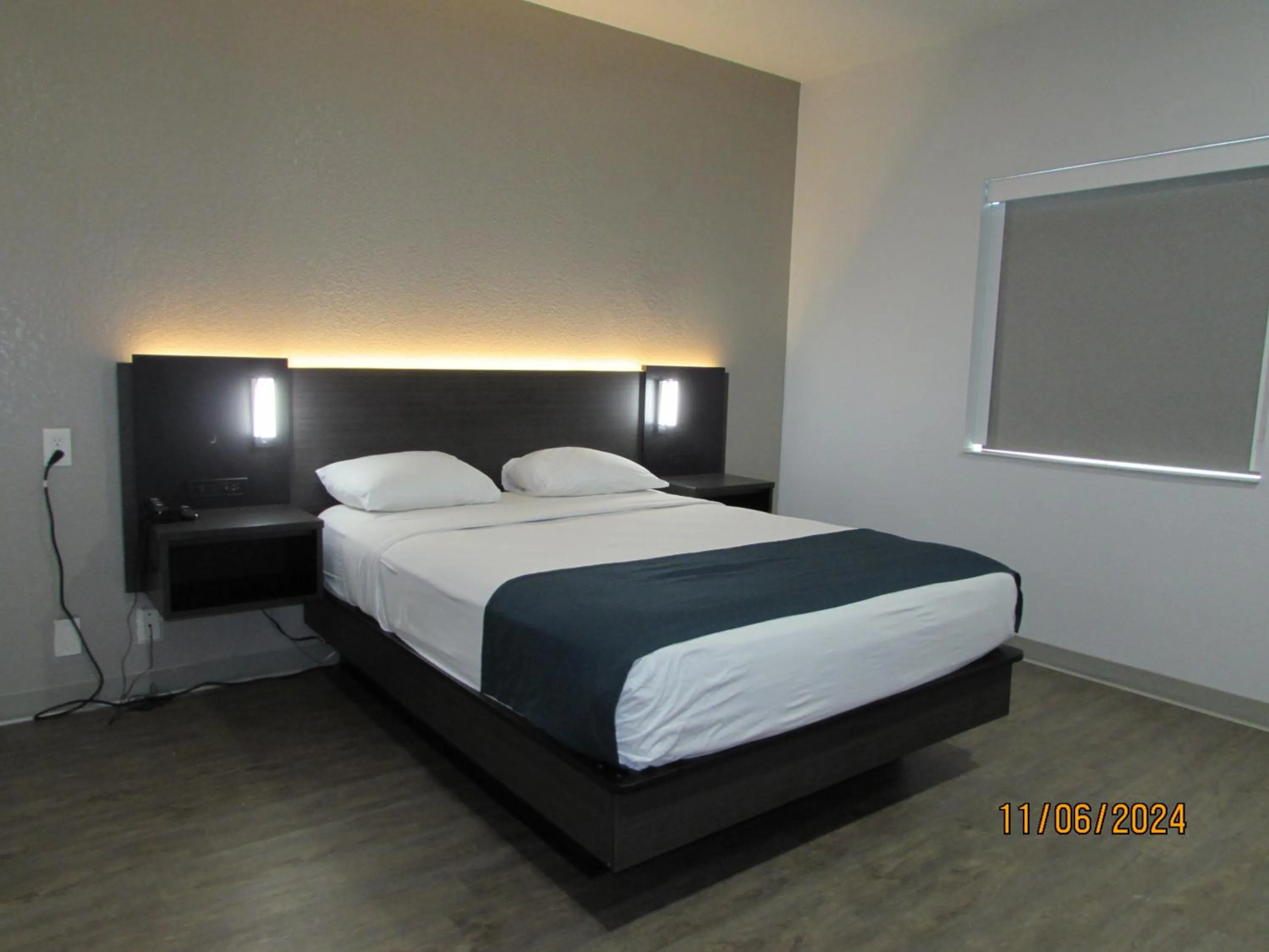 Bedroom, Bed in Motel 6-West Des Moines, IA