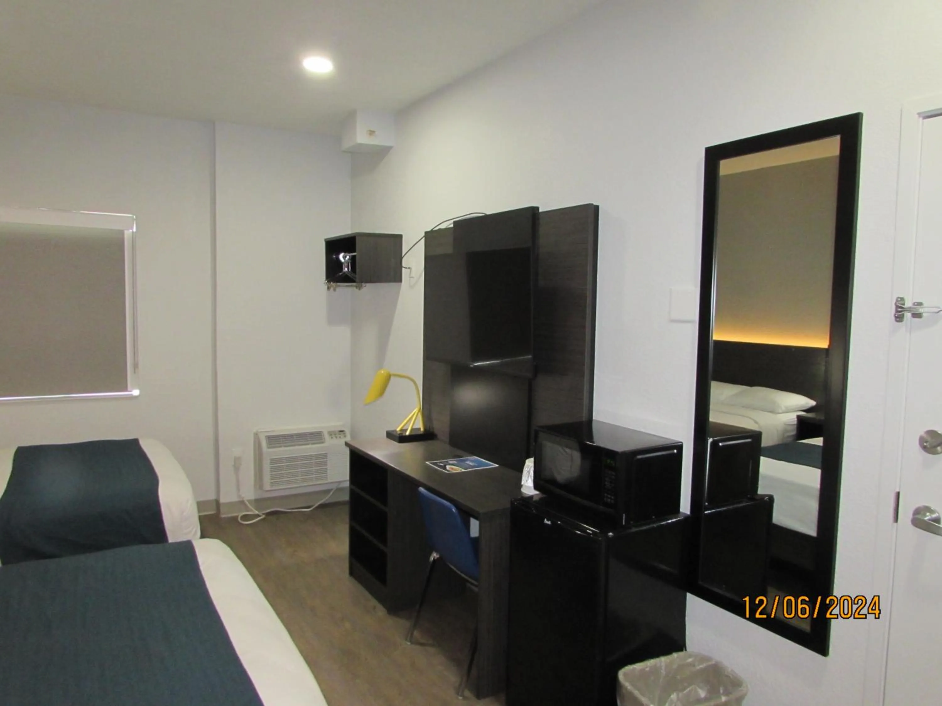 Bedroom, Bed in Motel 6-West Des Moines, IA