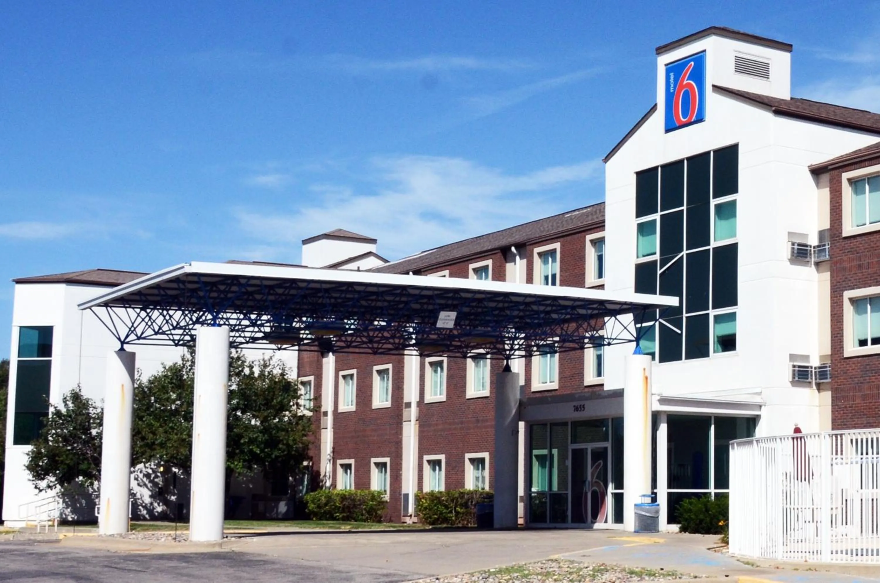 Property building in Motel 6-West Des Moines, IA