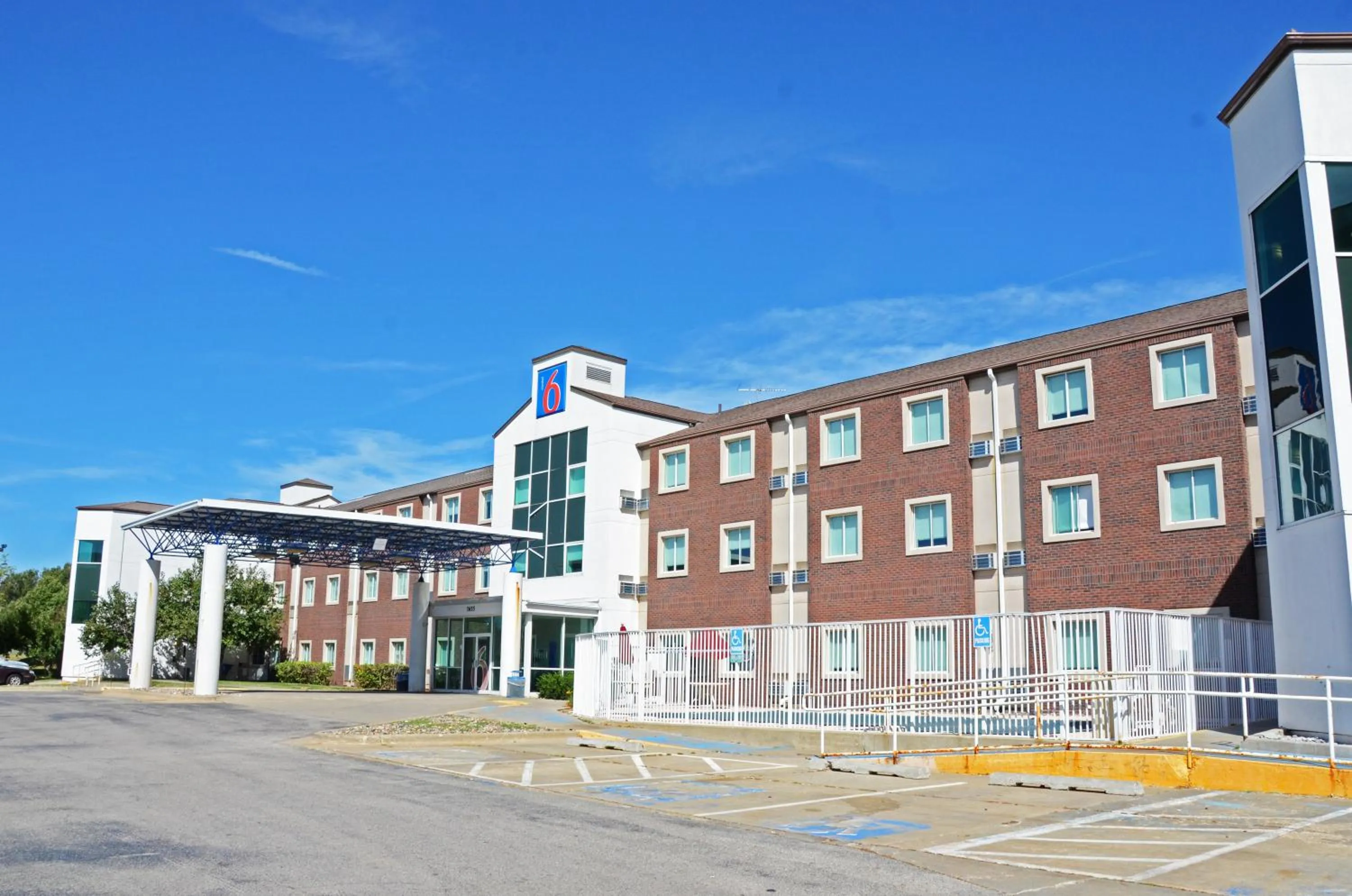 Property building in Motel 6-West Des Moines, IA