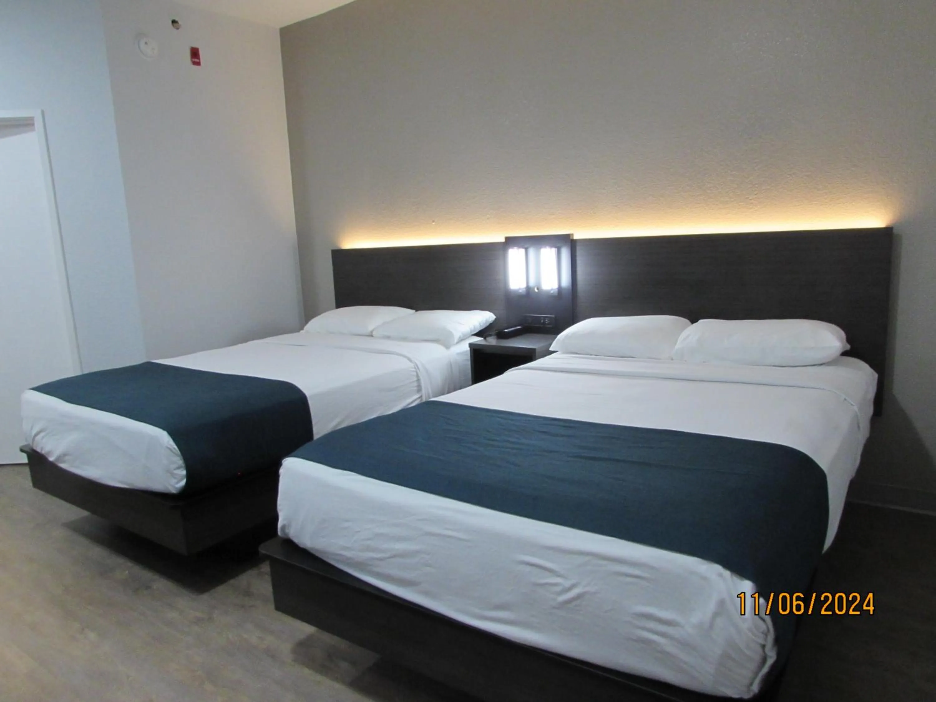 Bedroom, Bed in Motel 6-West Des Moines, IA