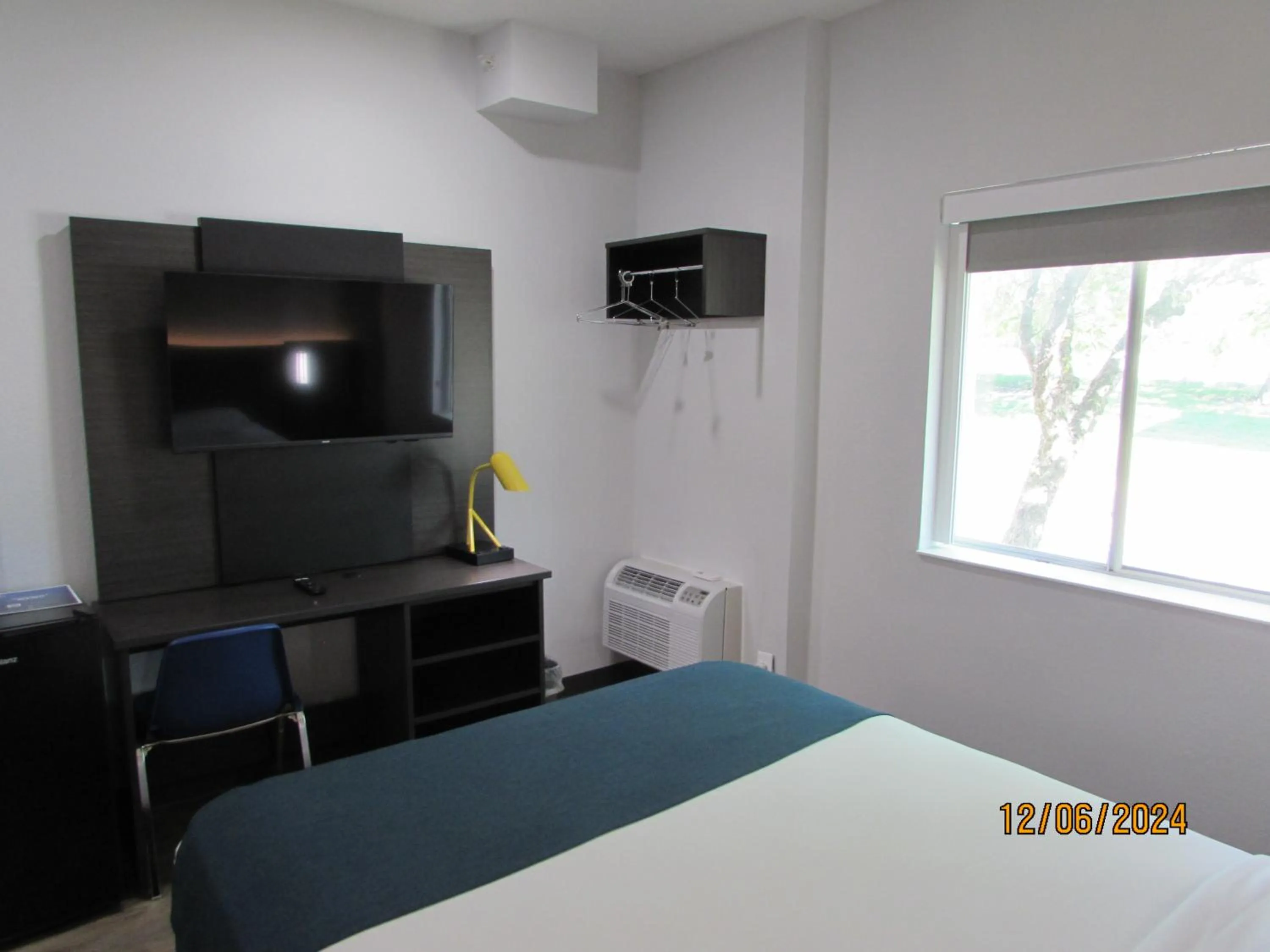 Bedroom, Bed in Motel 6-West Des Moines, IA