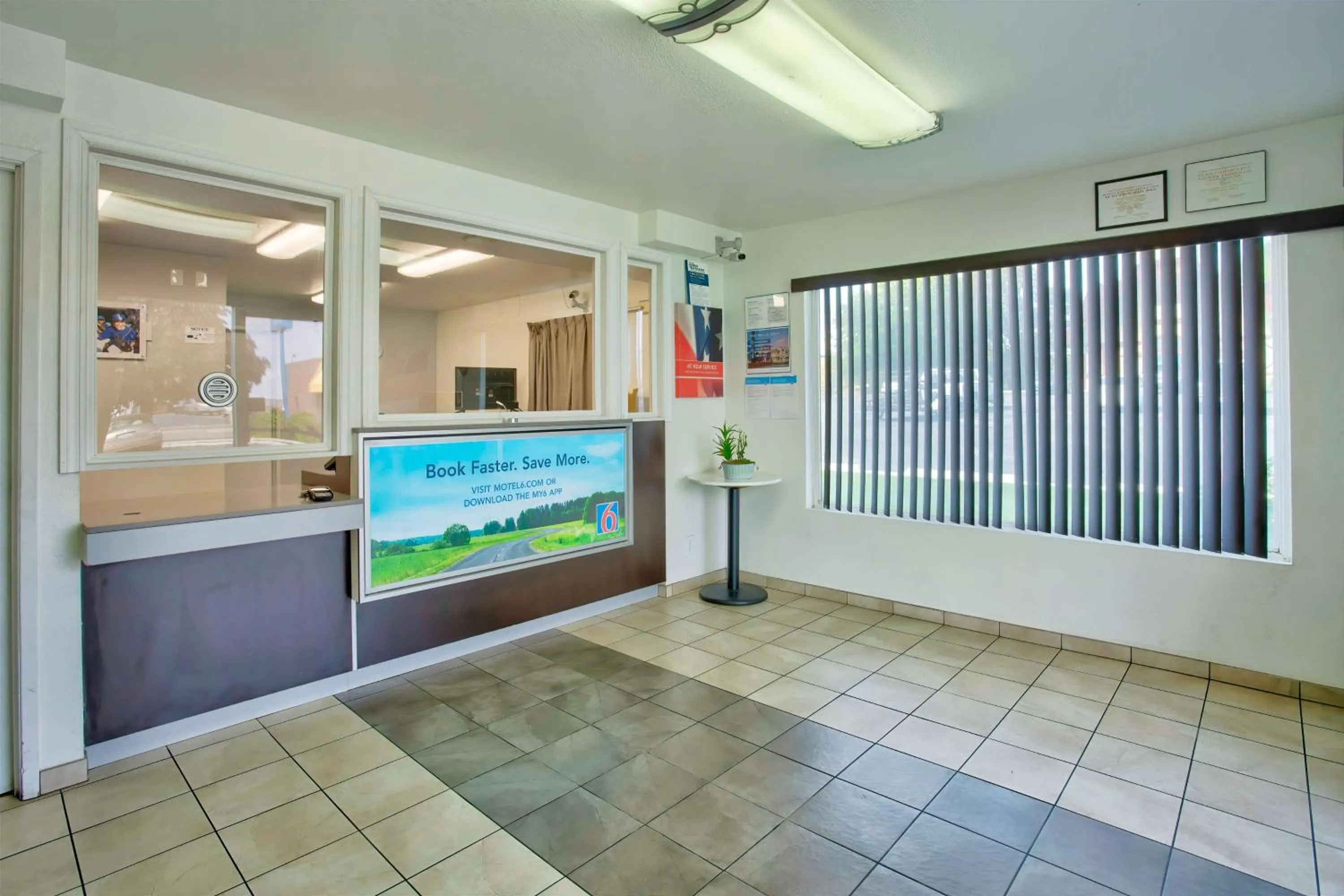 Lobby or reception in Motel 6-Richland, WA - Kennewick