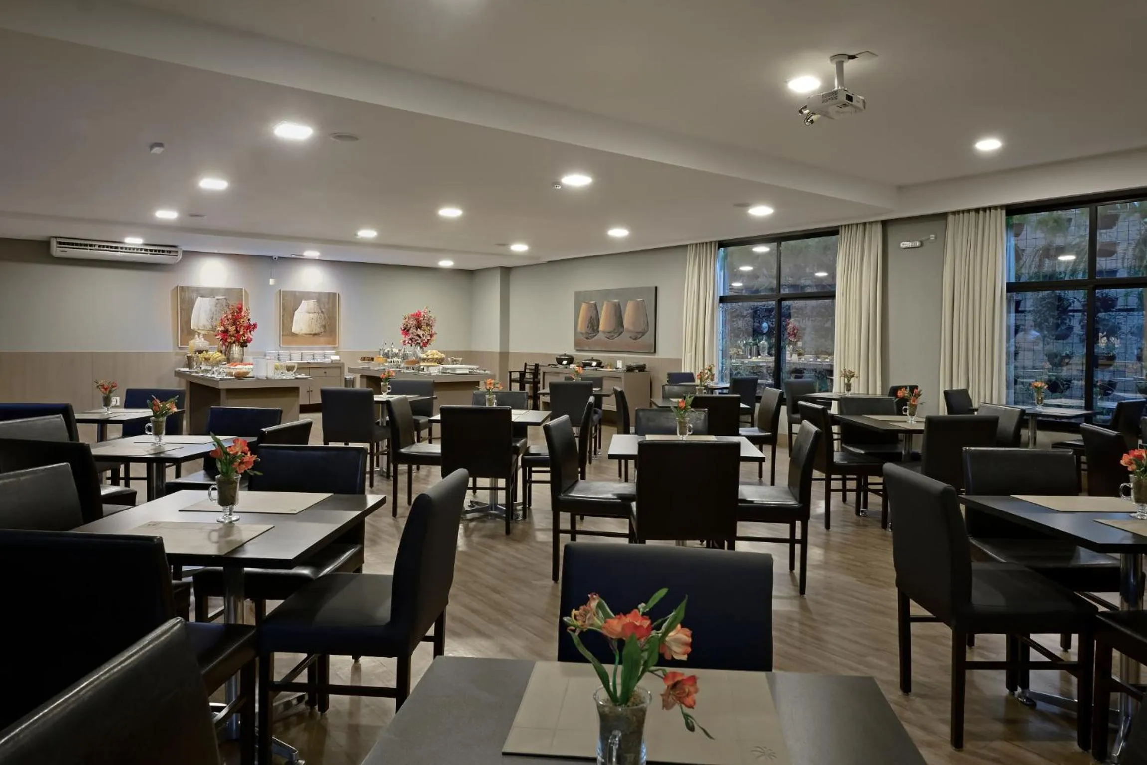Restaurant/places to eat in Garden Hotel