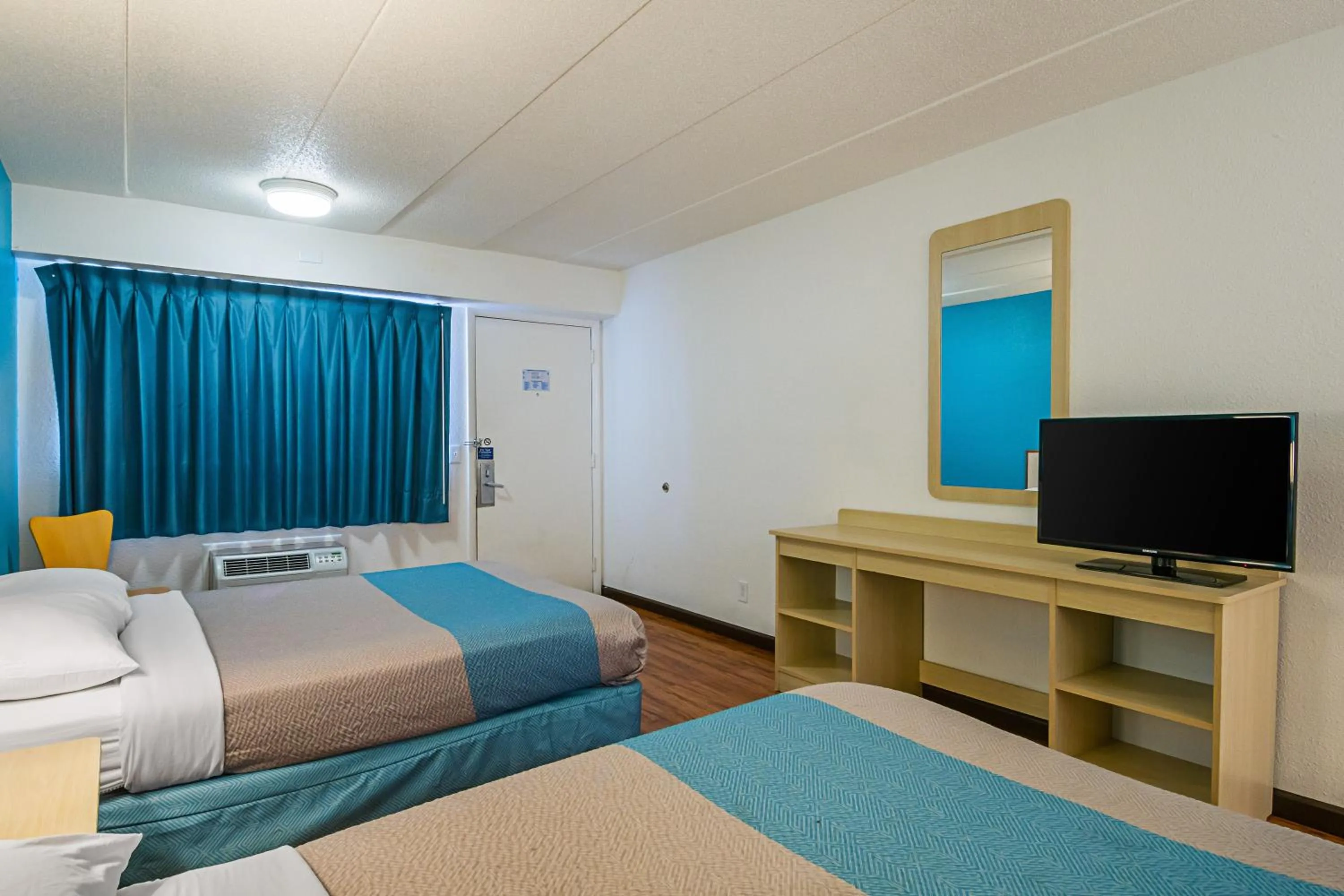 Bedroom, Bed in Motel 6-Knoxville, TN - North