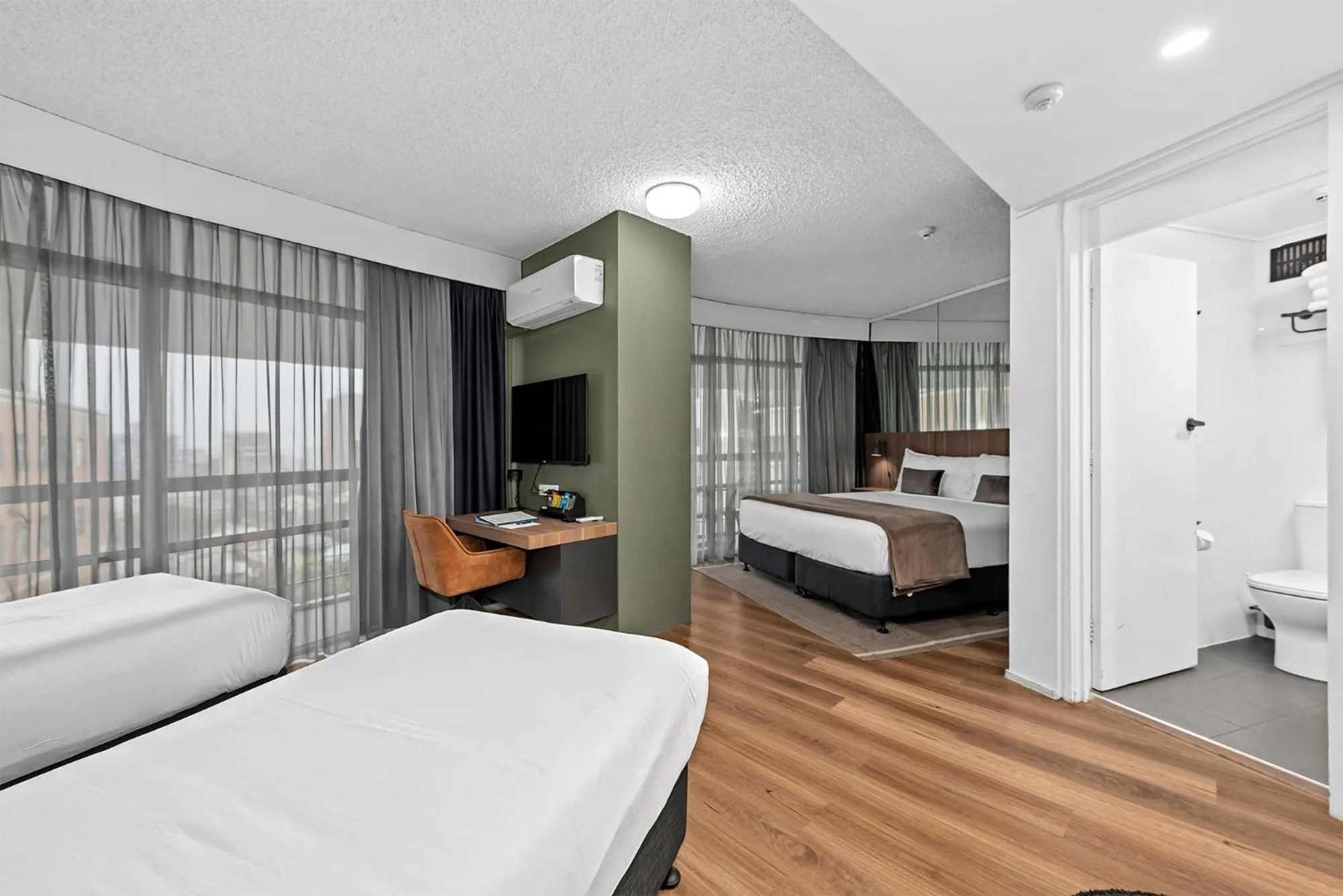 Photo of the whole room, Bed in Madison Tower Mill Hotel