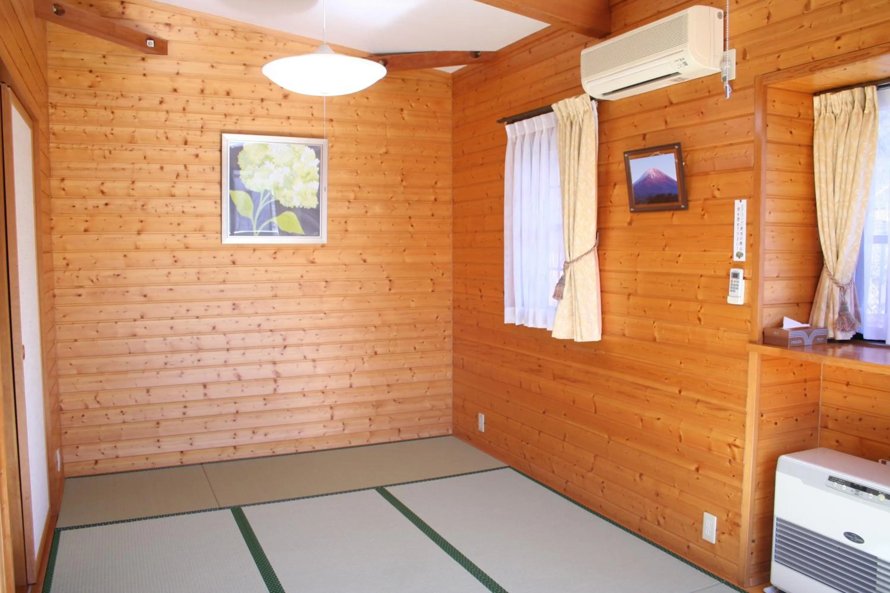 Photo of the whole room in Ururun Kawaguchiko