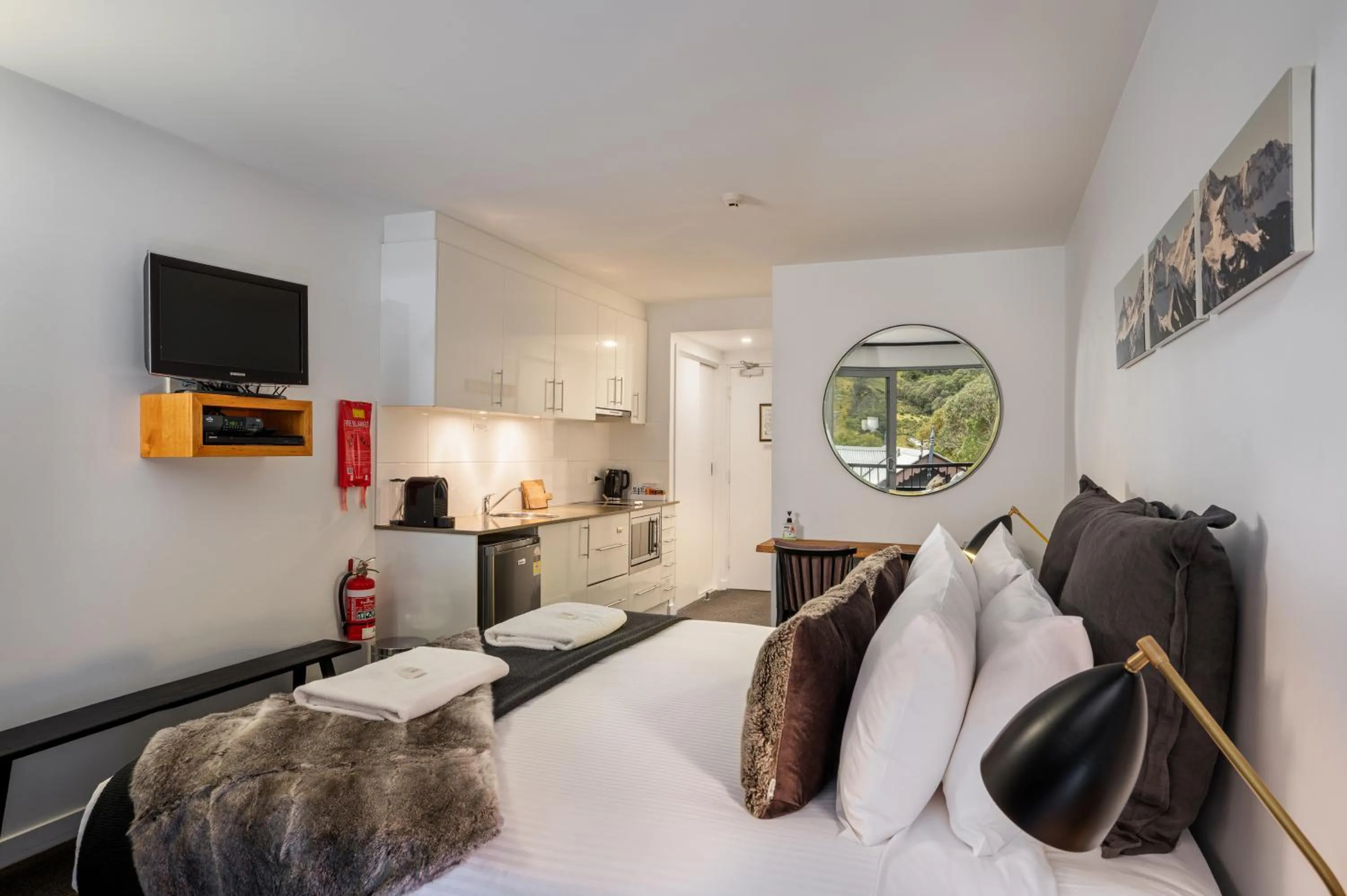 Bedroom, Bed in Snowgoose Apartments