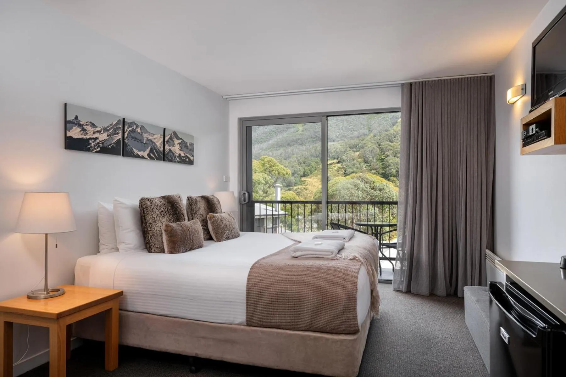 View (from property/room), Bed in Snowgoose Apartments