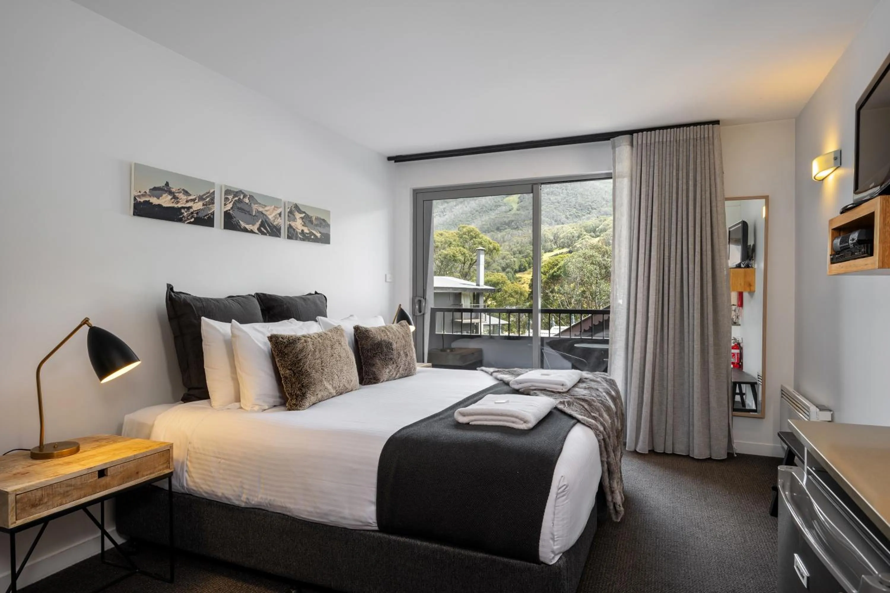 Bedroom, Bed in Snowgoose Apartments