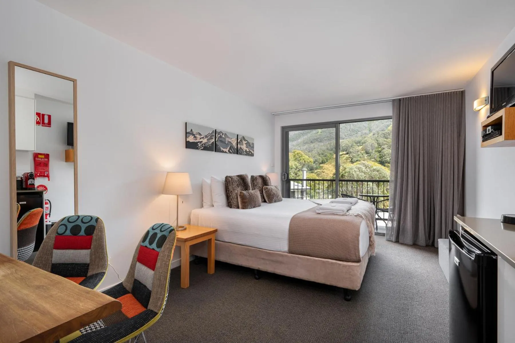 Bedroom, Bed in Snowgoose Apartments