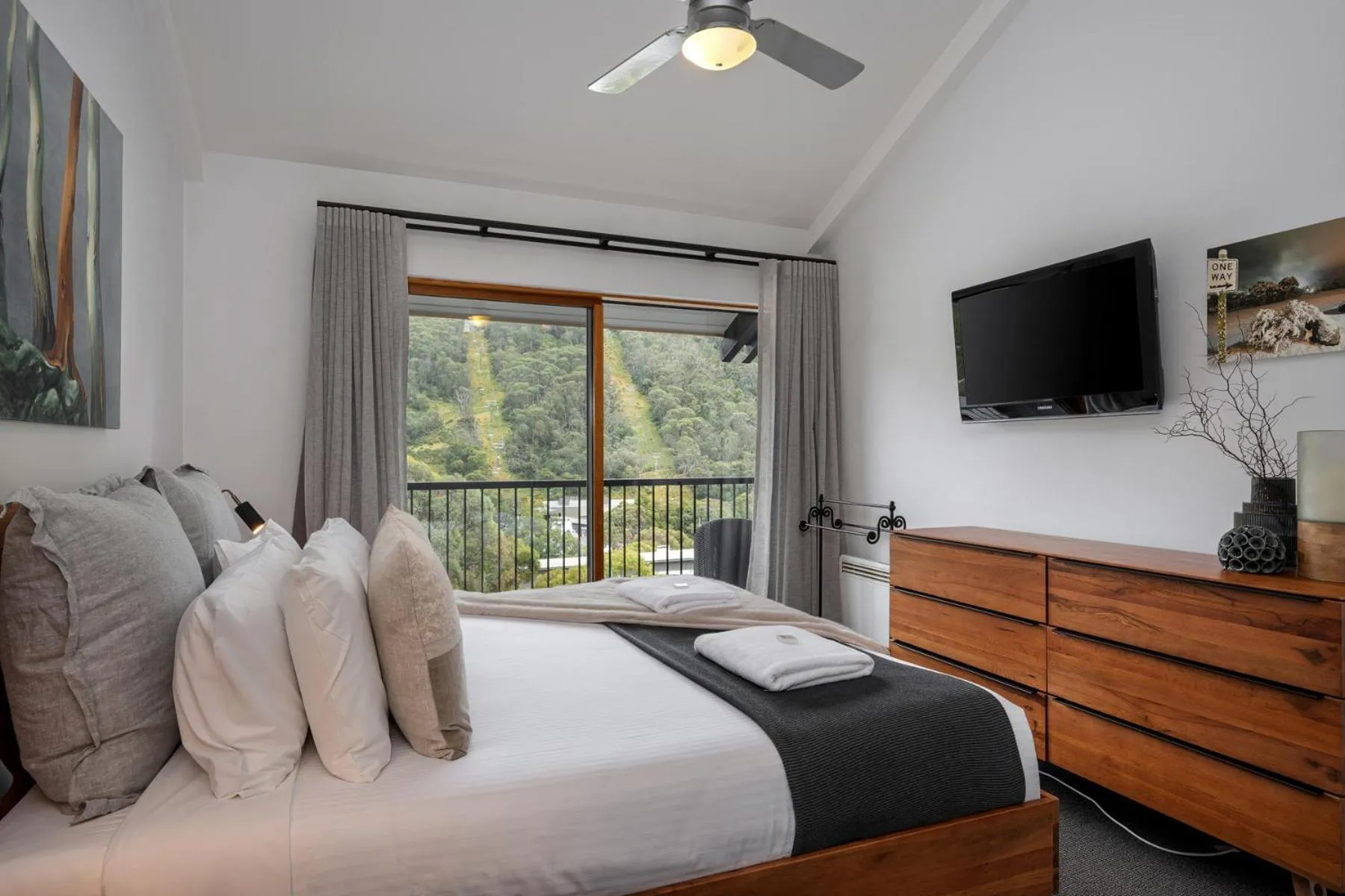 Photo of the whole room, Bed in Snowgoose Apartments