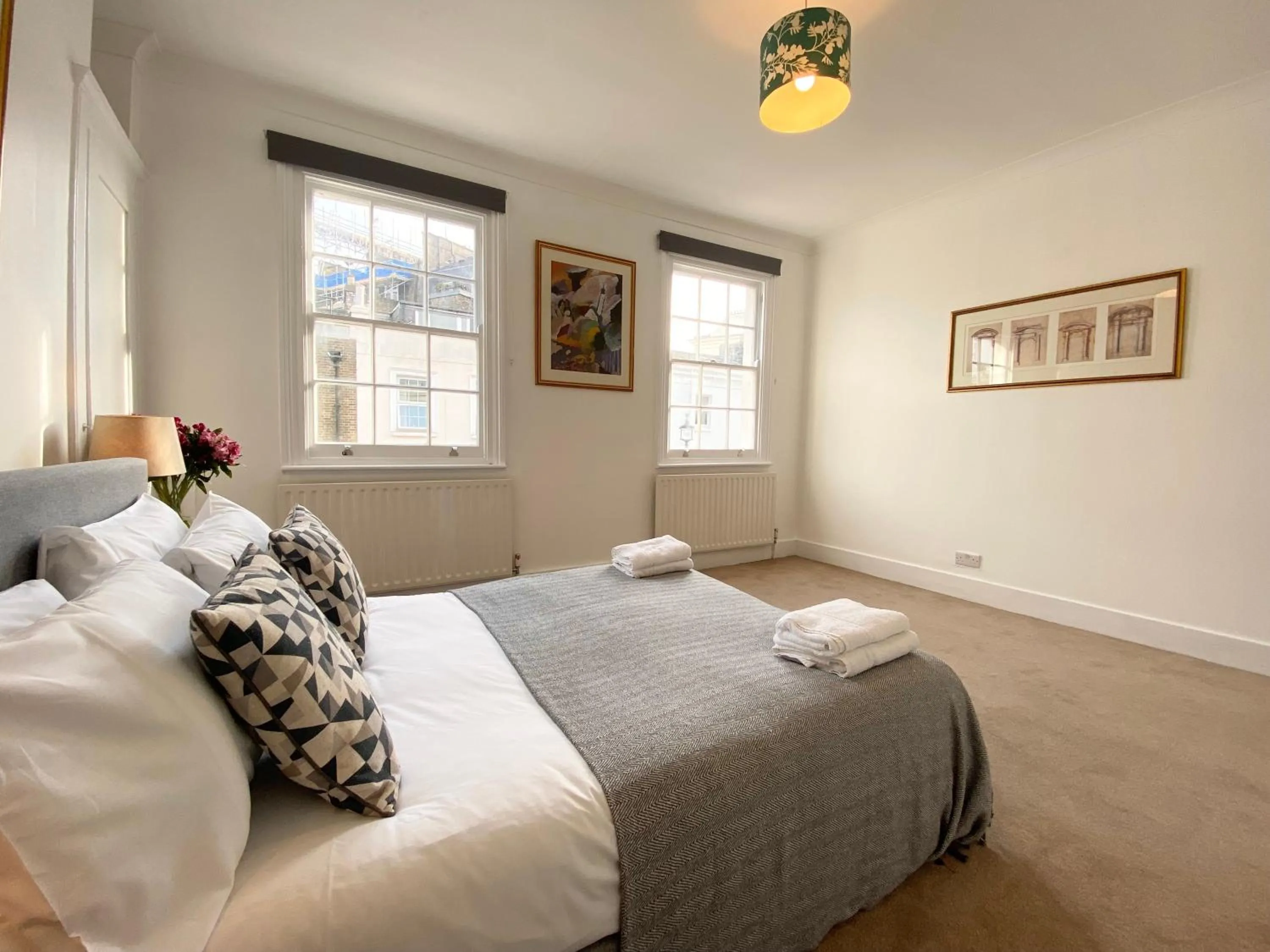 Bed in Stylish Maisonette and Studio in Victoria