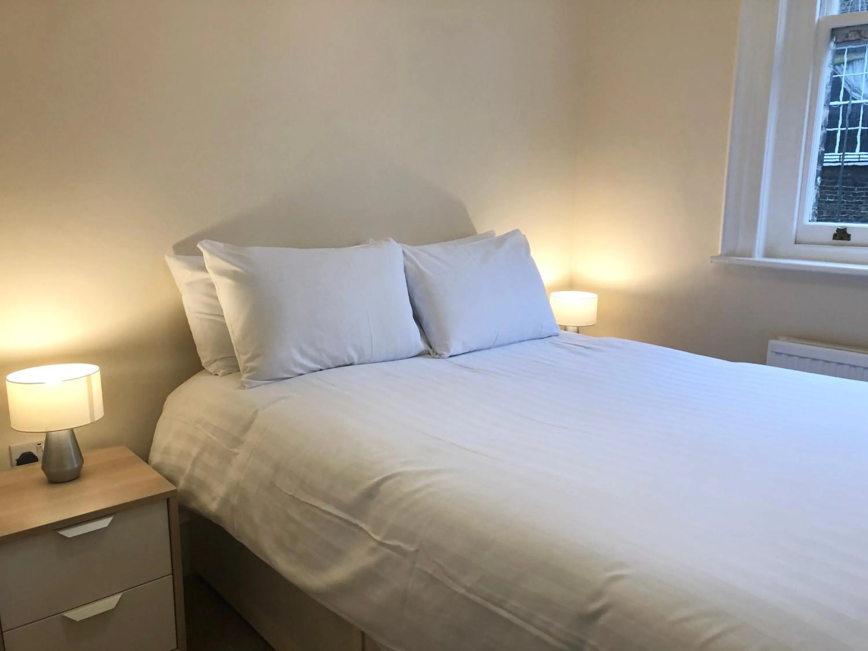 Bed in Stylish Maisonette and Studio in Victoria