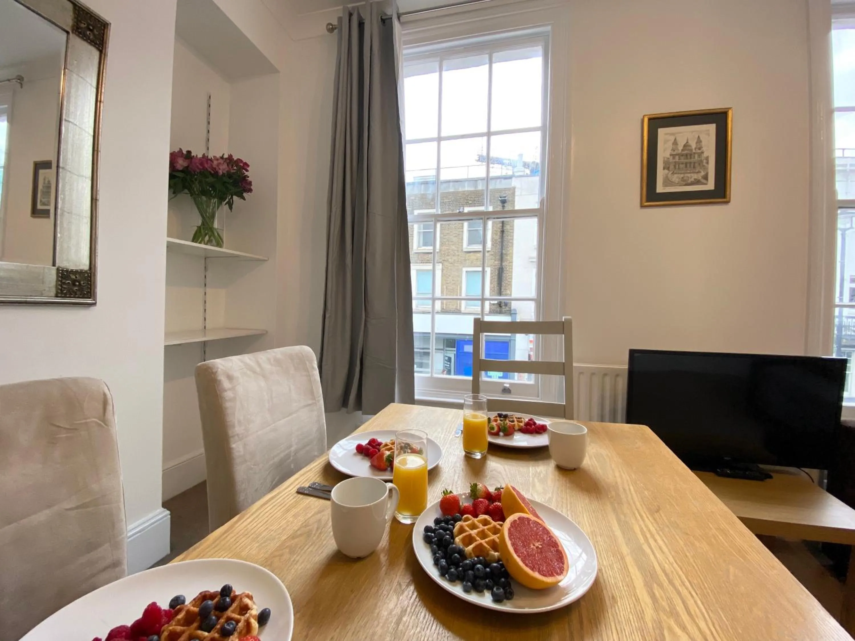 TV and multimedia in Stylish Maisonette and Studio in Victoria