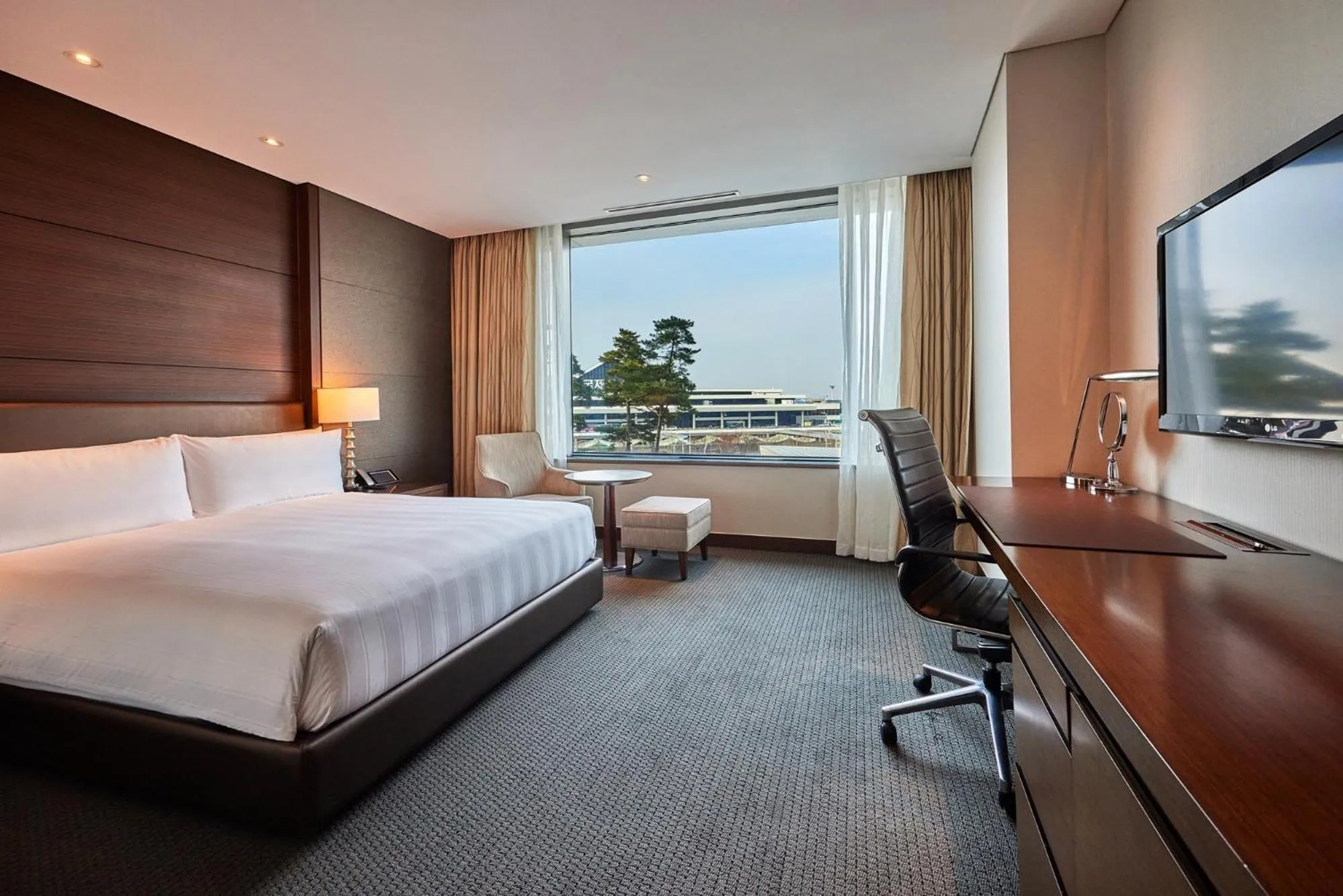 View (from property/room), Bed in LOTTE CITY HOTEL Gimpo Airport