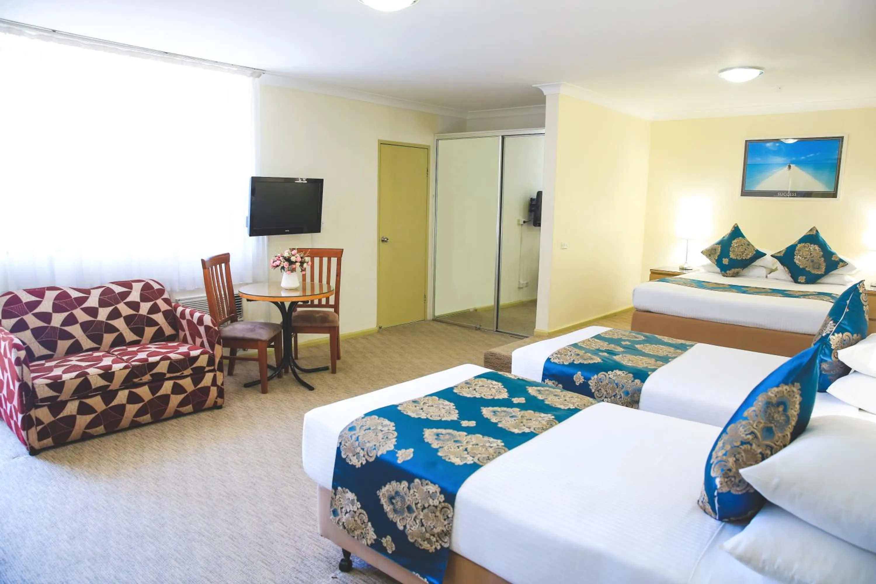 Seating area, Bed in Ryde Inn