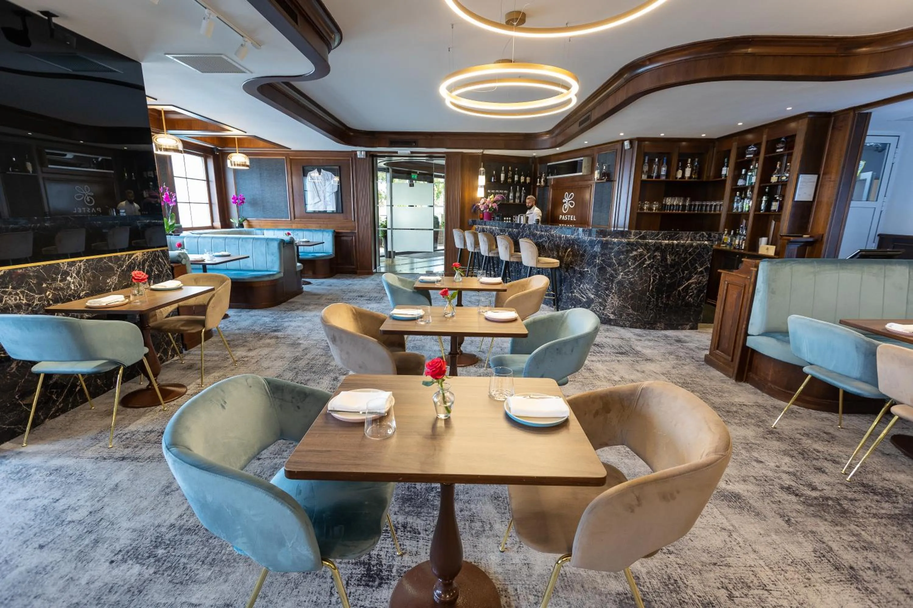 Restaurant/places to eat in Hotel Meridian