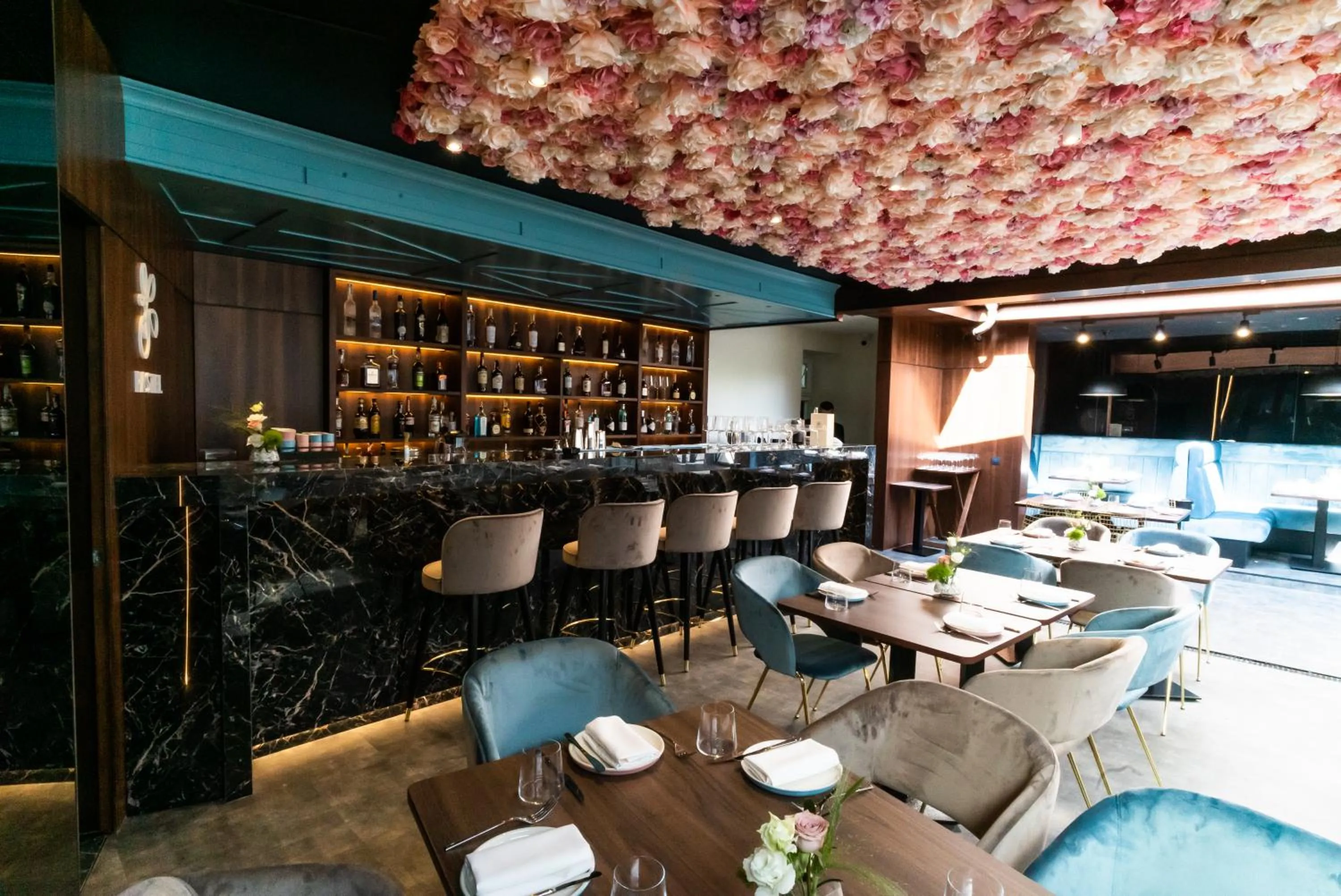 Restaurant/places to eat in Hotel Meridian