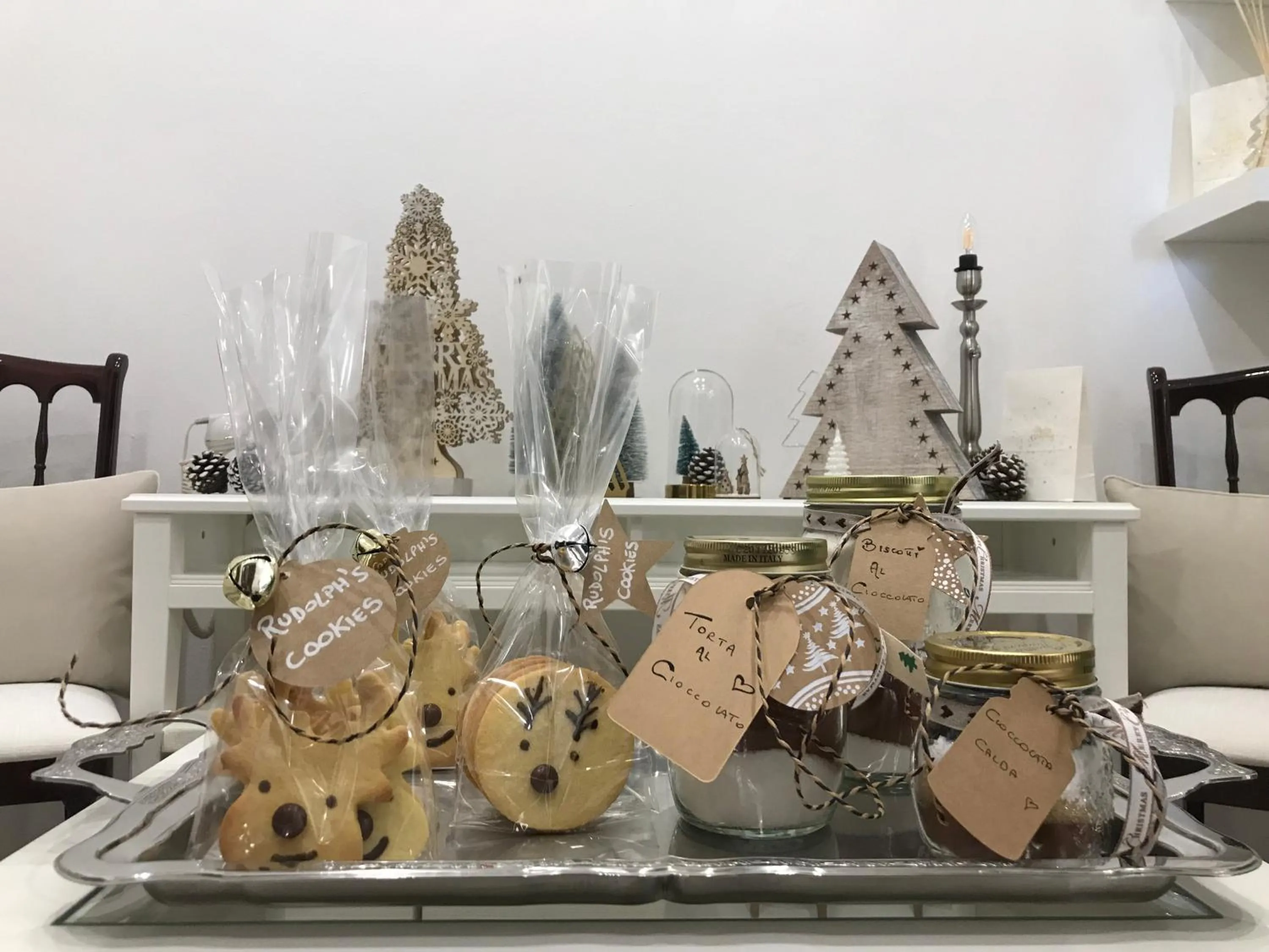 Communal lounge/ TV room in aMarti Suites B&B