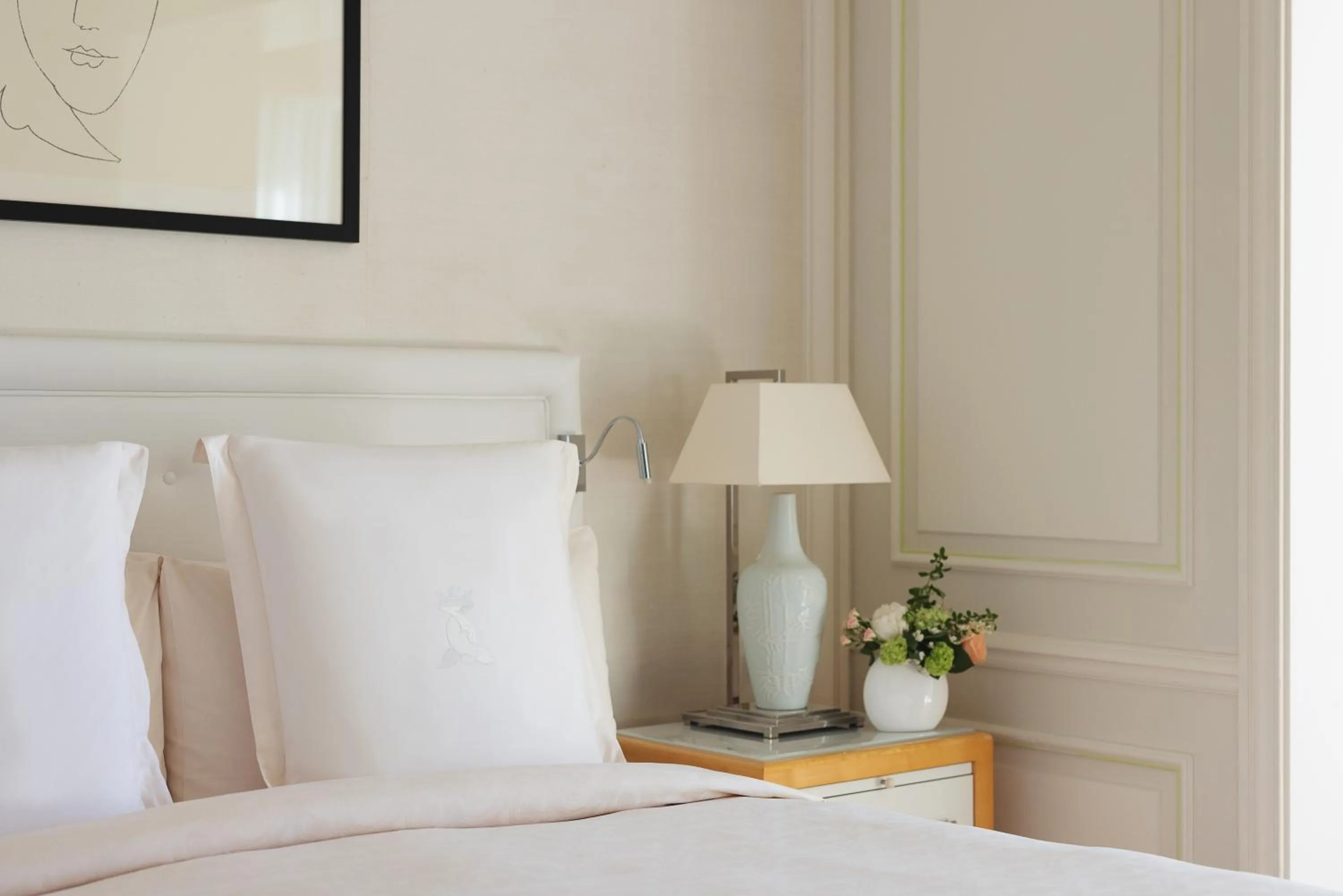 Bed in Grand-Hôtel du Cap-Ferrat, A Four Seasons Hotel