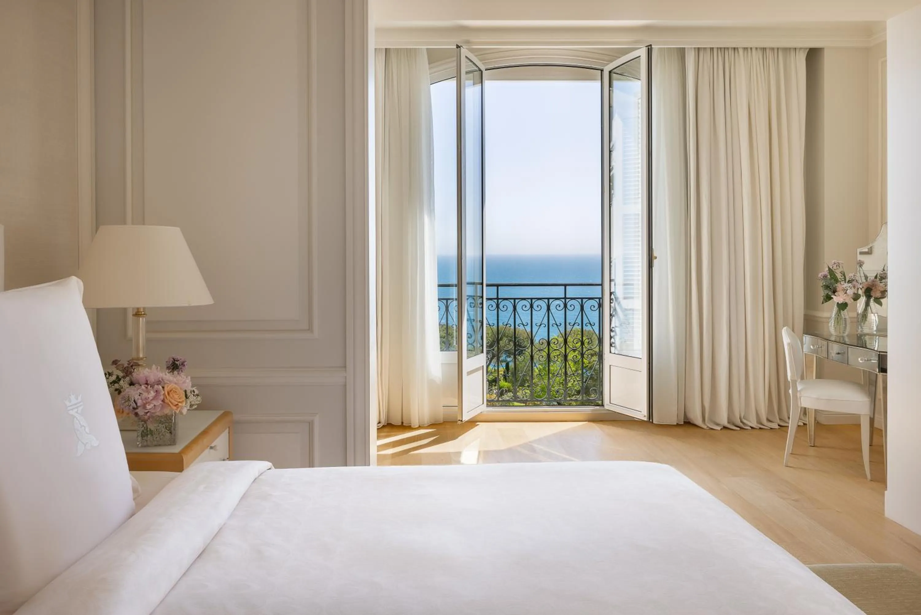 Bed in Grand-Hôtel du Cap-Ferrat, A Four Seasons Hotel