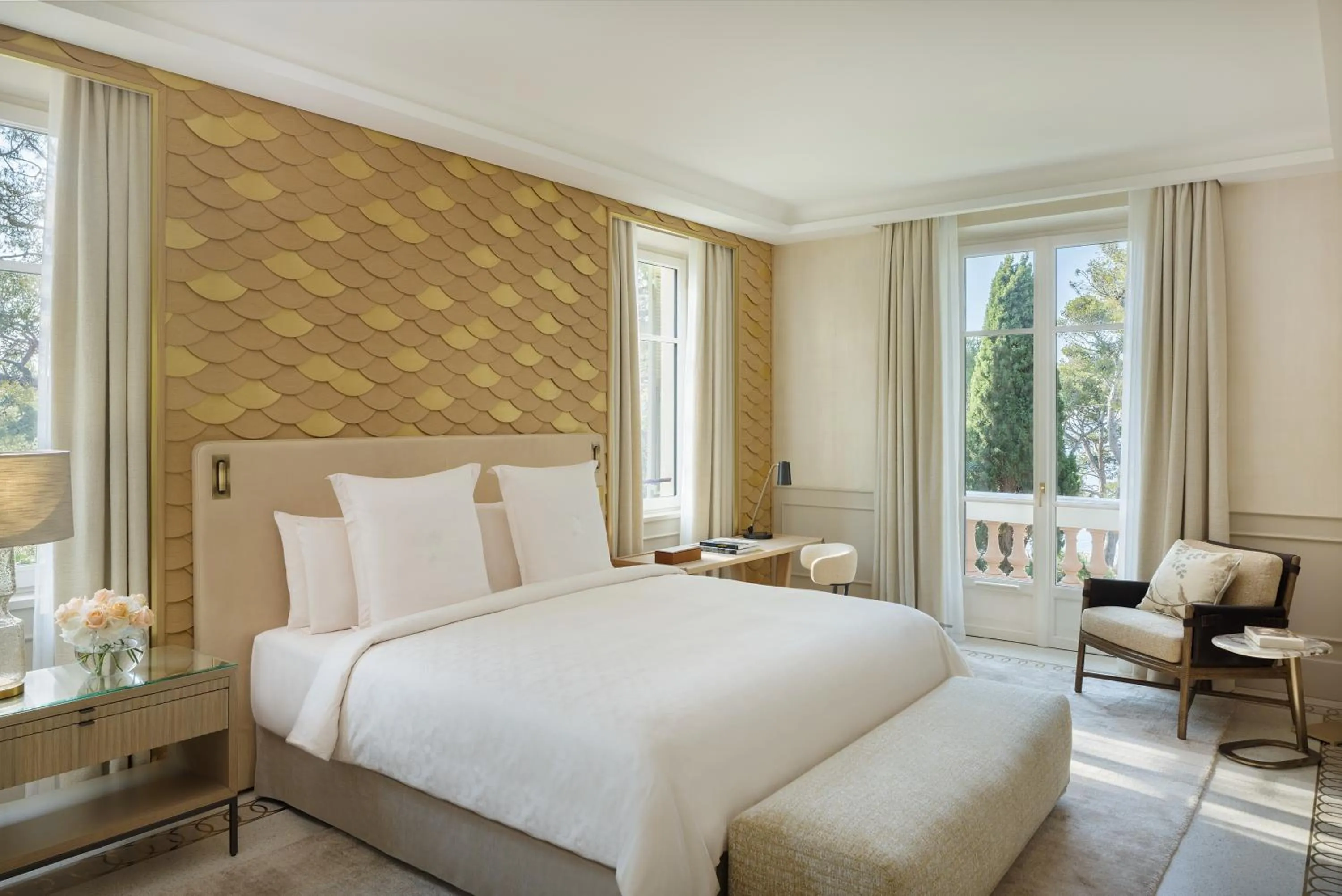 Bed in Grand-Hôtel du Cap-Ferrat, A Four Seasons Hotel