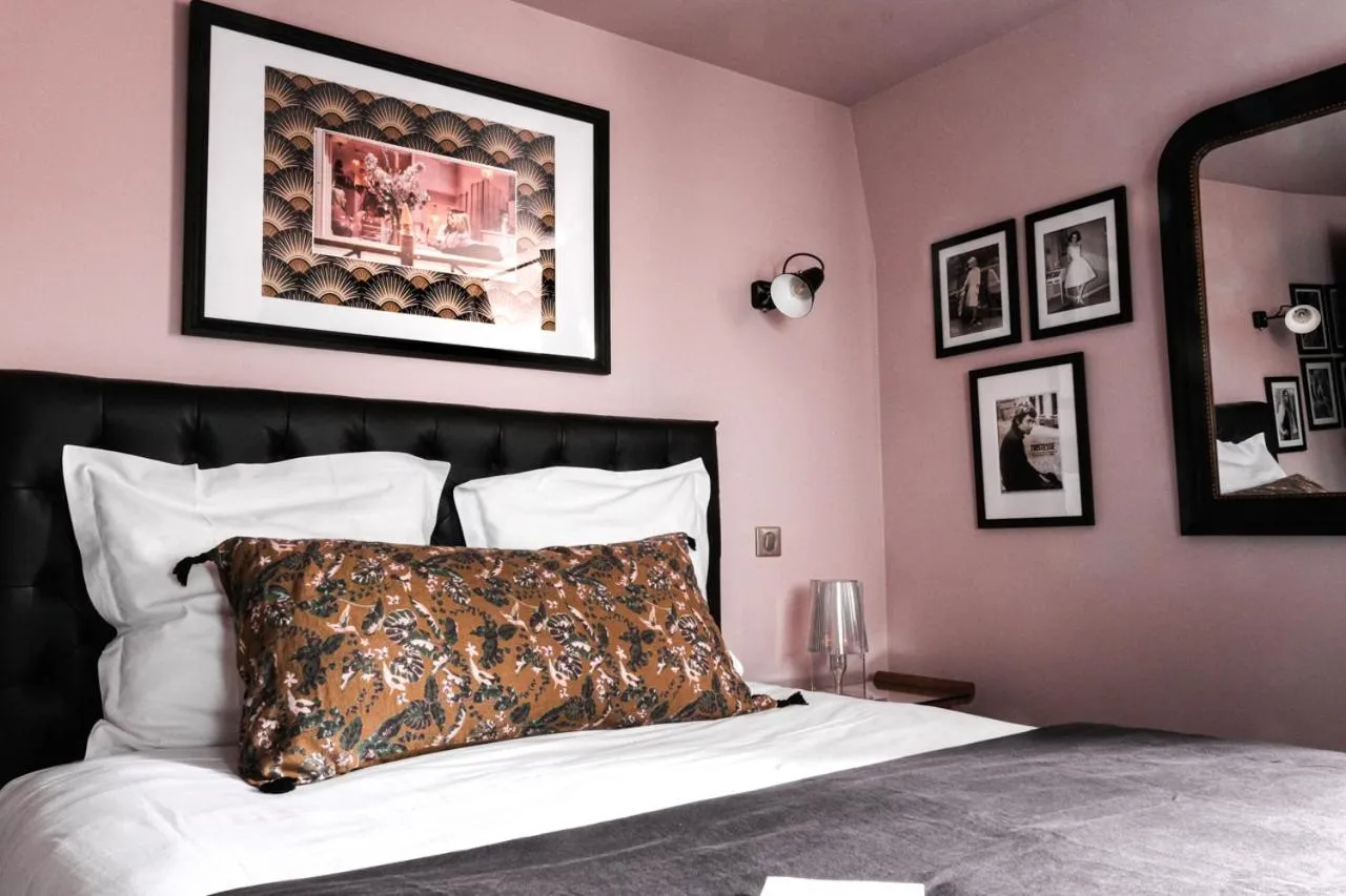 Bed in La Femme d'à Côté