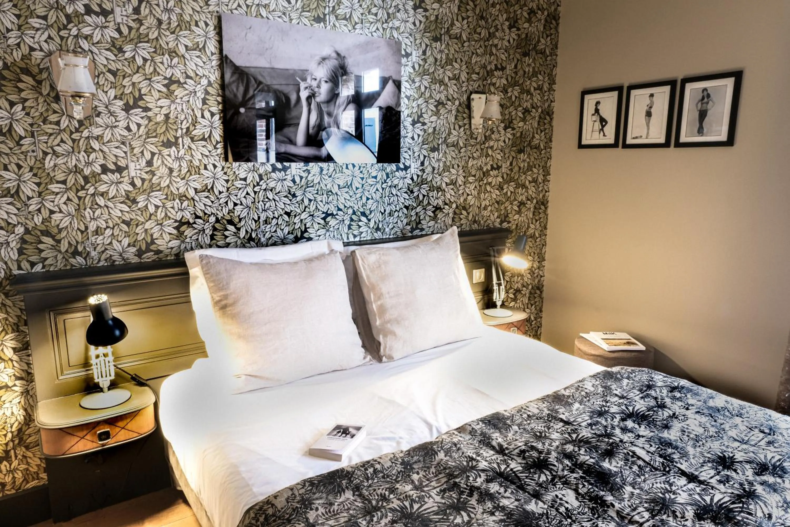 Bed in La Femme d'à Côté