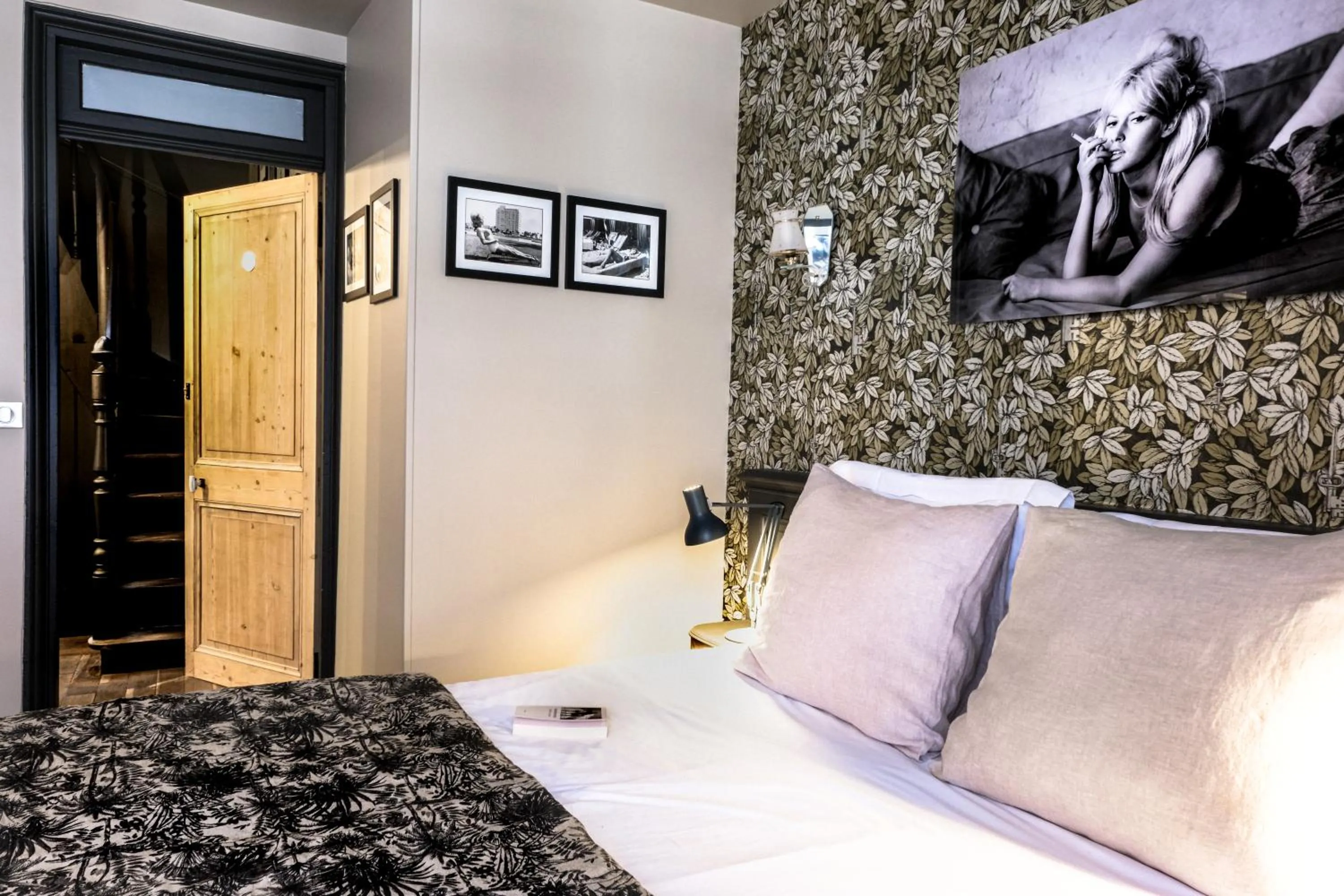 Bed in La Femme d'à Côté