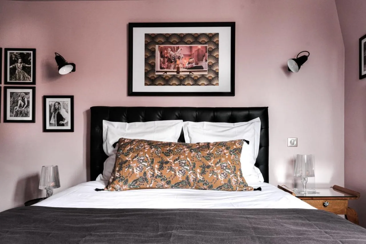 Bed in La Femme d'à Côté