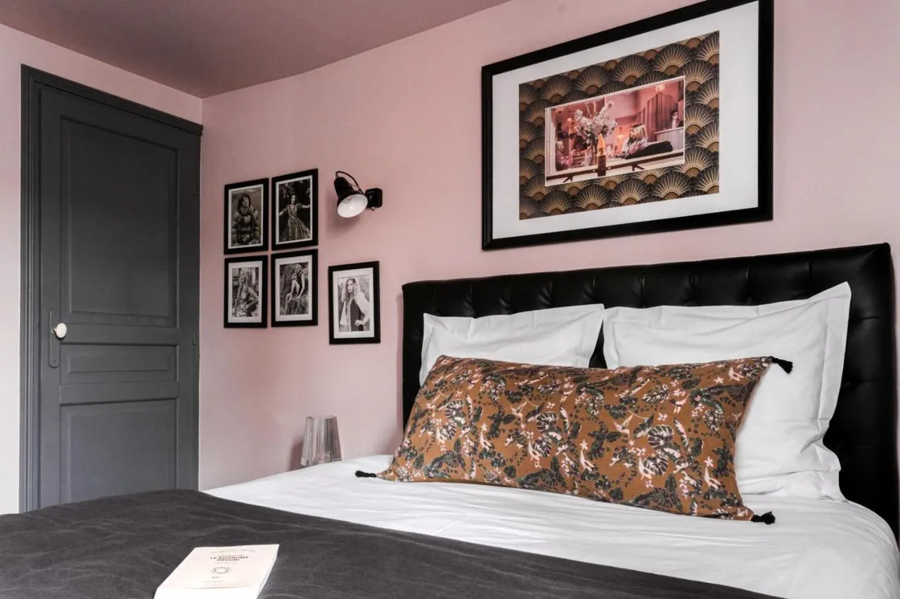 Bed in La Femme d'à Côté