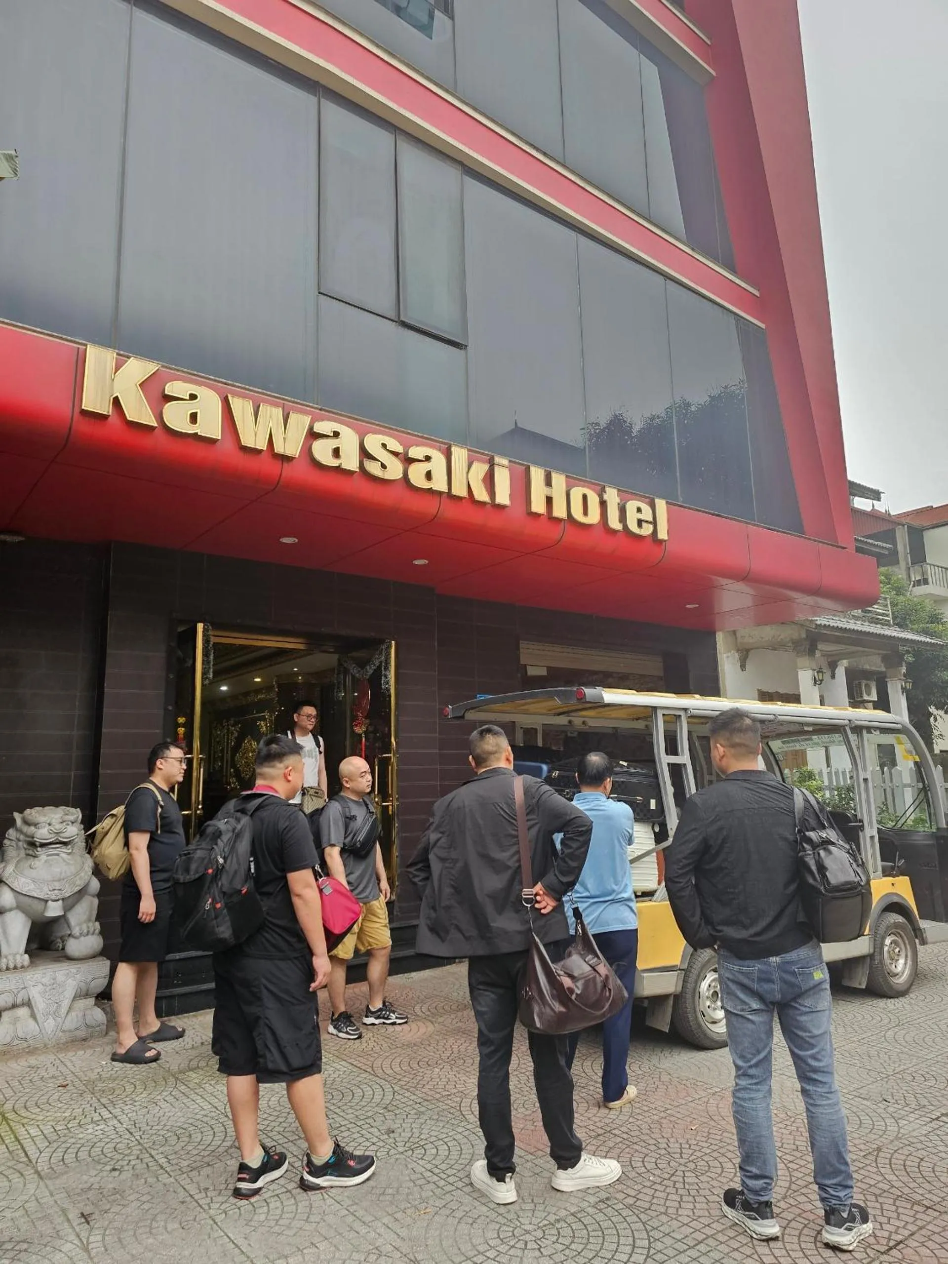 group of guests in Kawasaki Noi Bai Airport Hotel