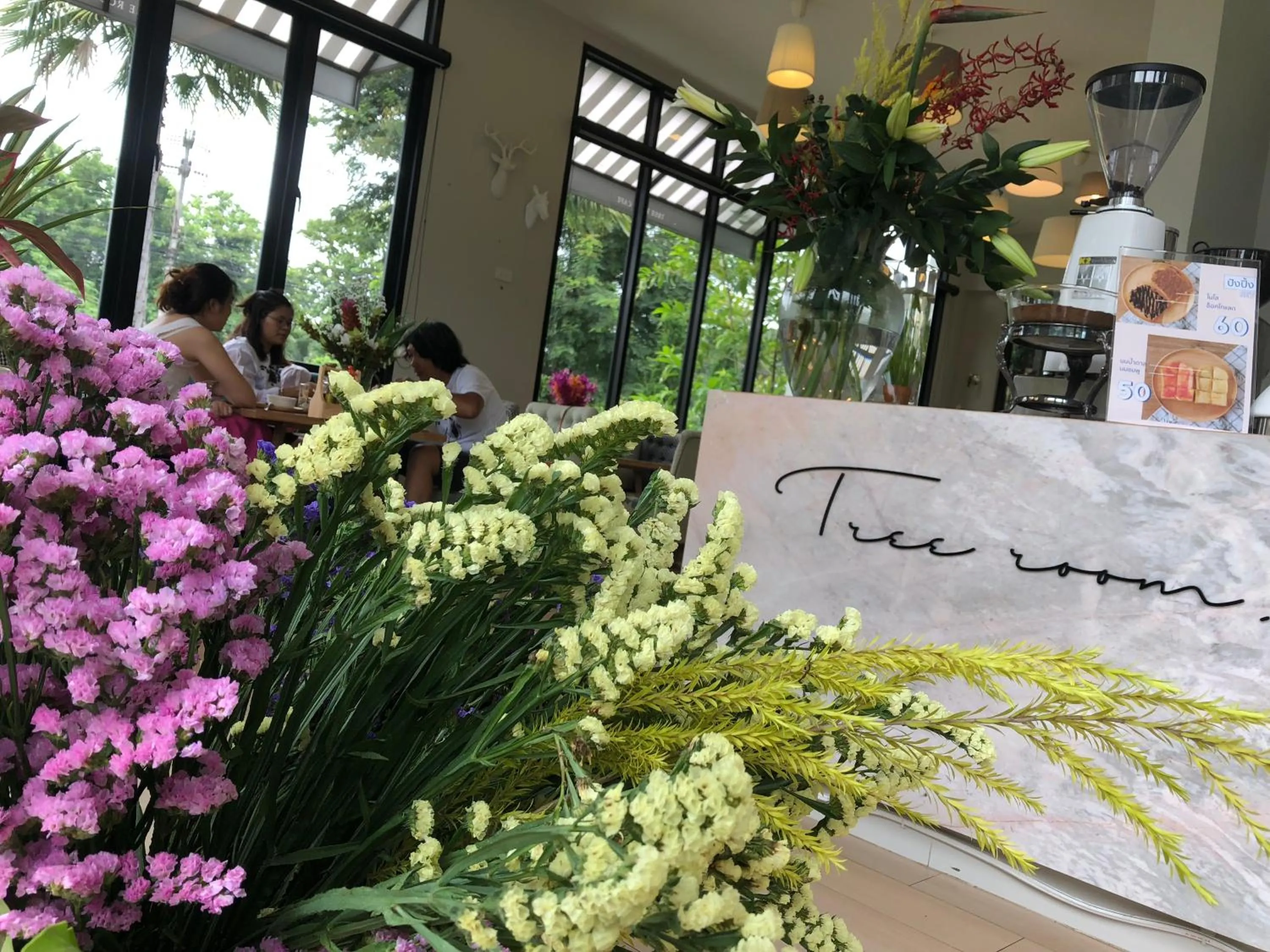 Restaurant/places to eat in La Riva Boutique Hotel