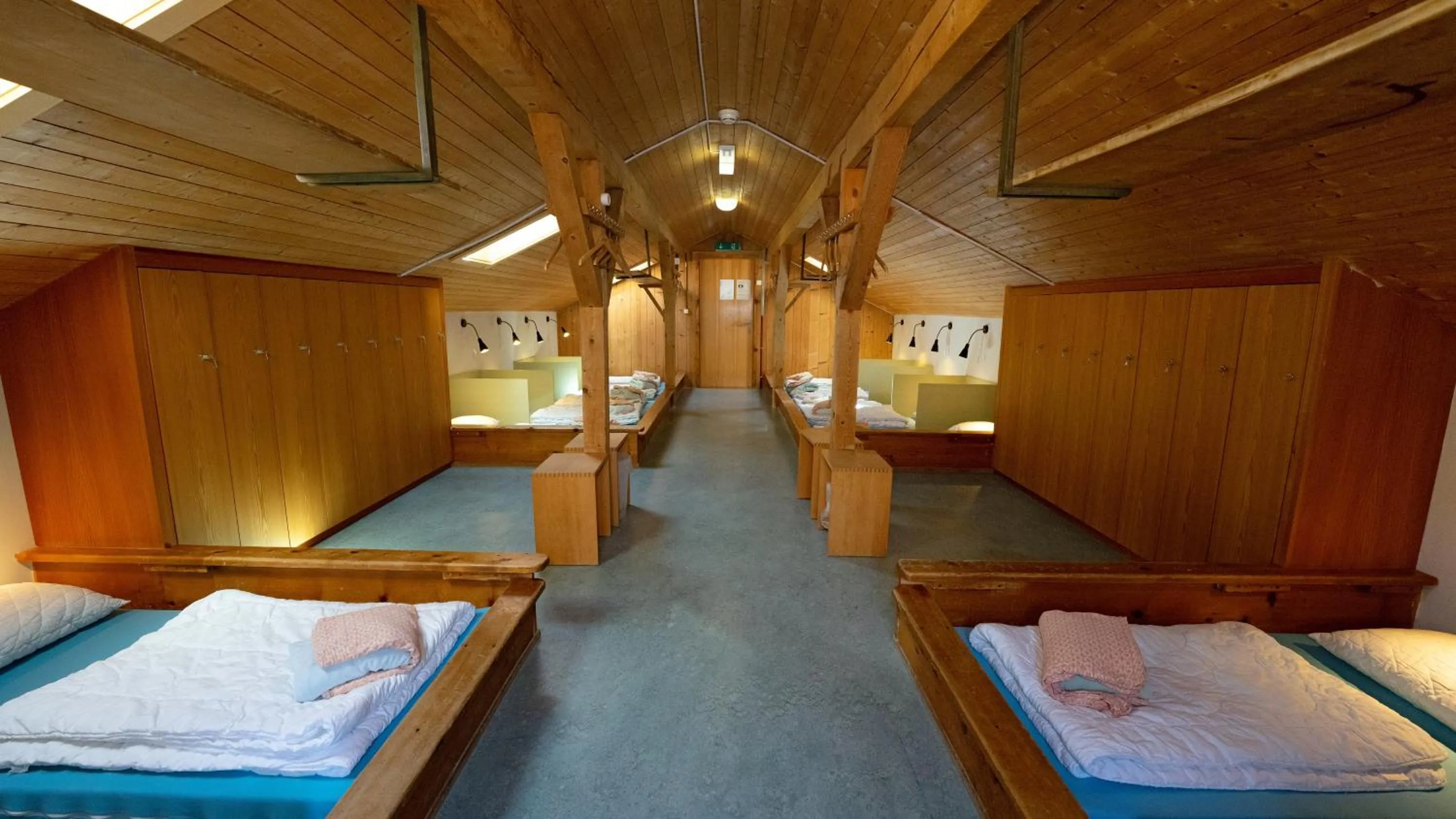 Photo of the whole room, Bed in Brienz Youth Hostel