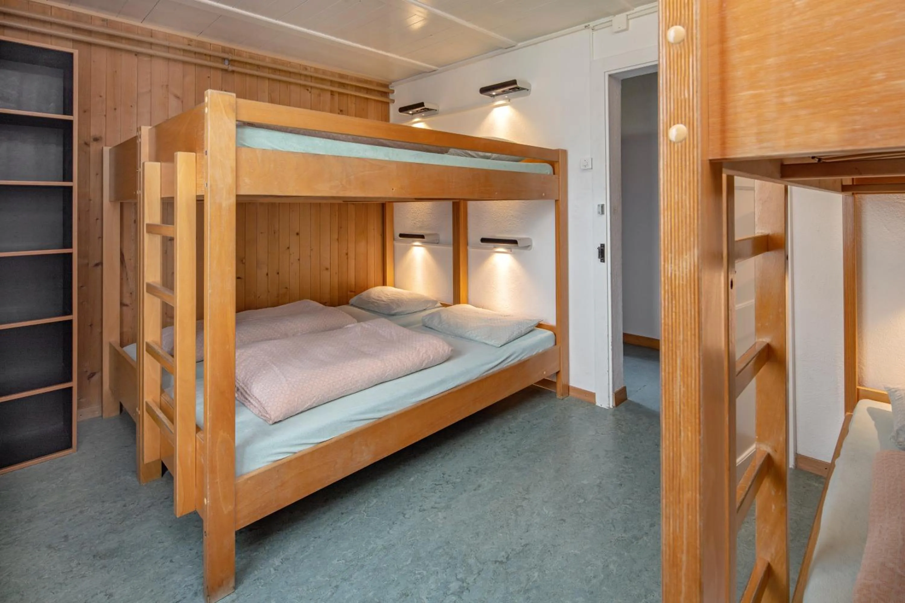 Photo of the whole room, Bed in Brienz Youth Hostel