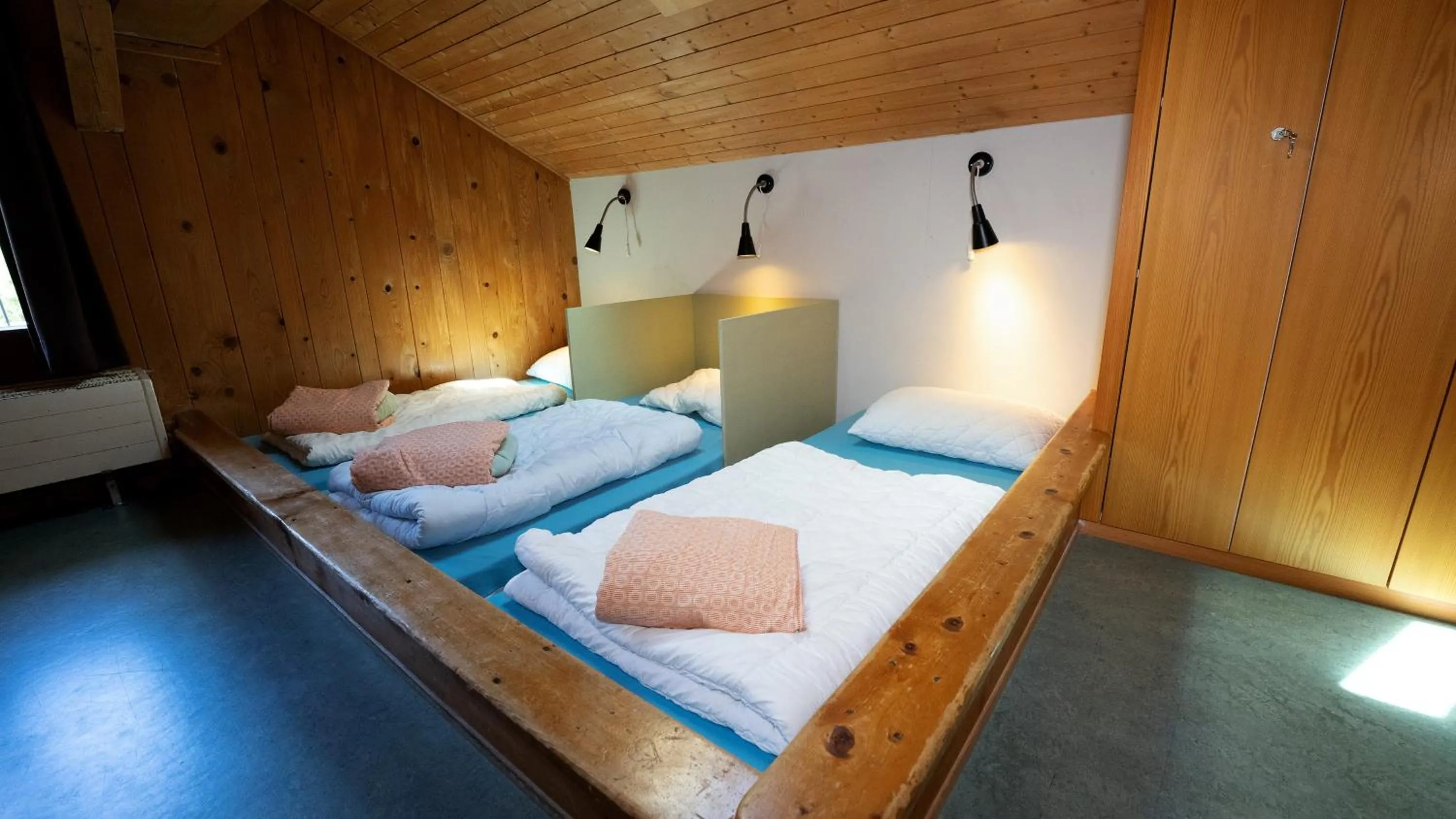 Photo of the whole room, Bed in Brienz Youth Hostel
