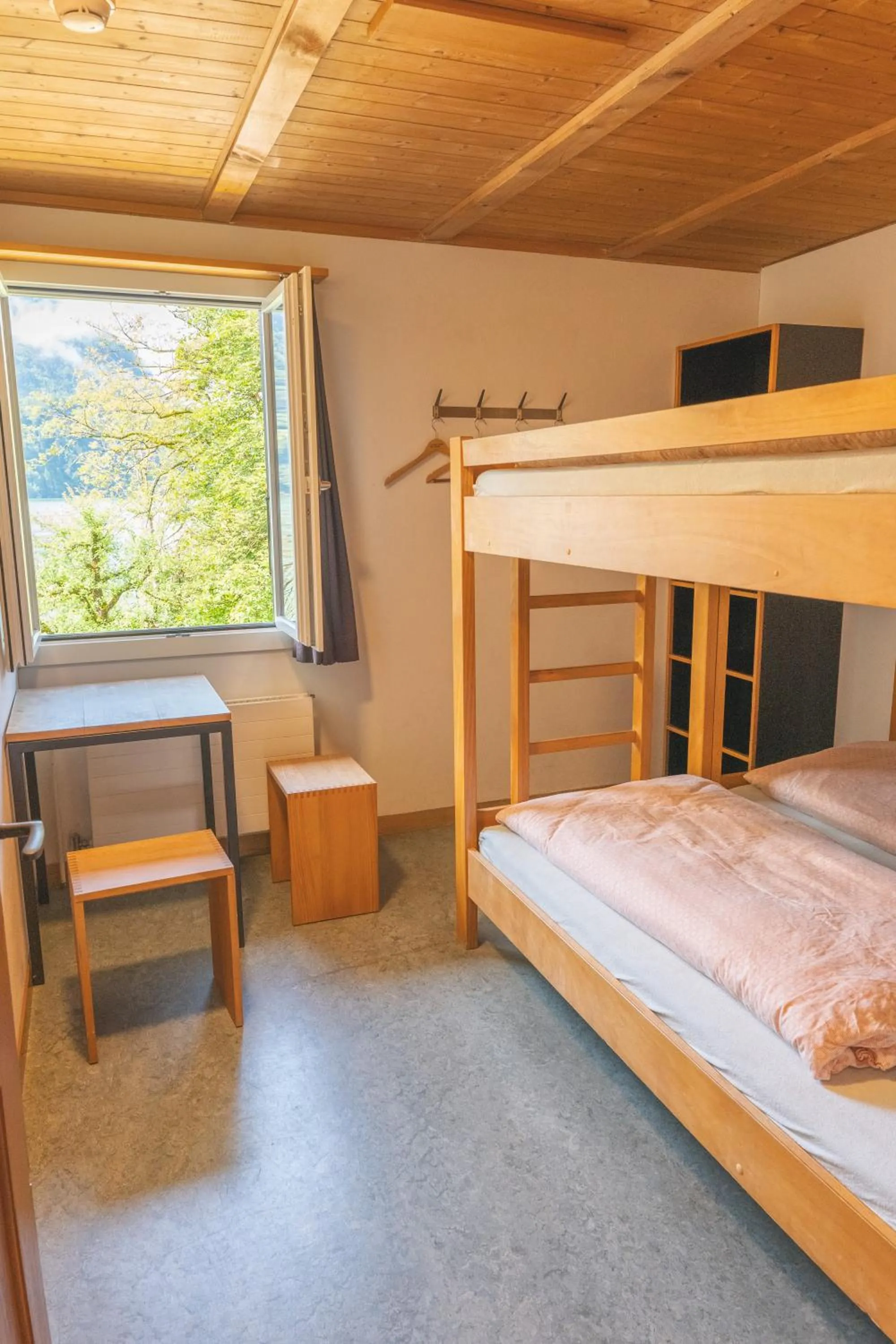 Bedroom, Bed in Brienz Youth Hostel