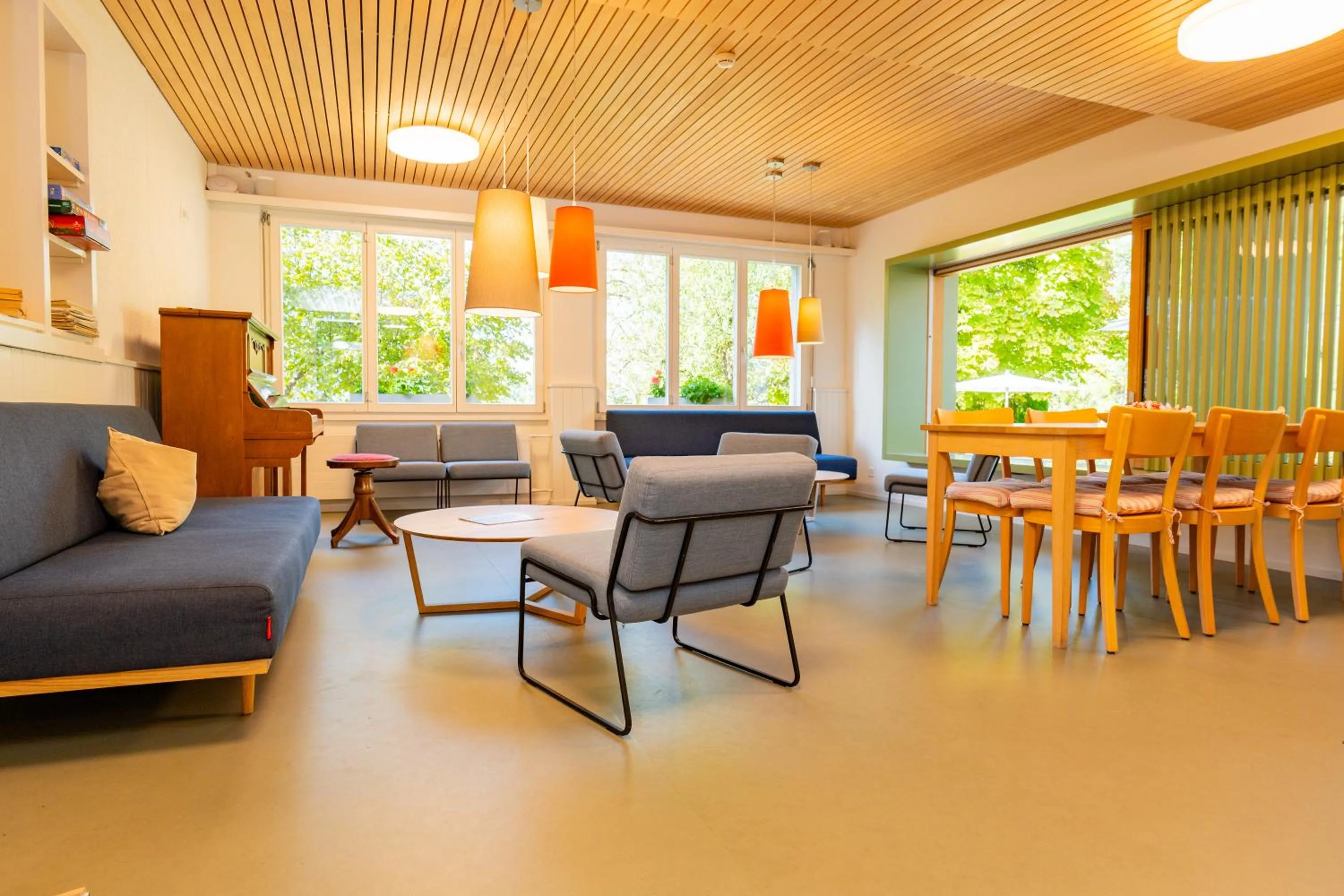 Communal lounge/ TV room in Brienz Youth Hostel