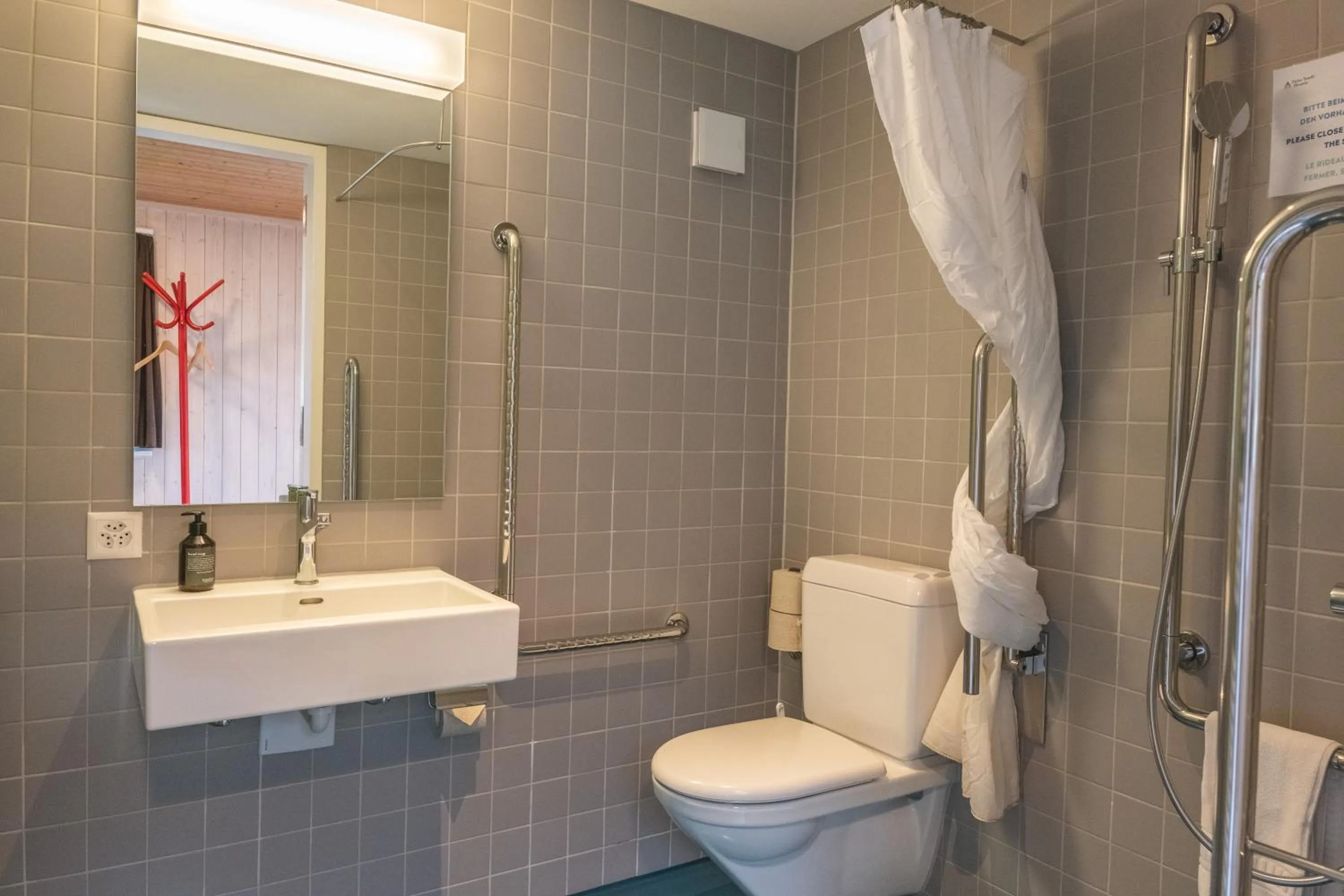 Bathroom in Brienz Youth Hostel