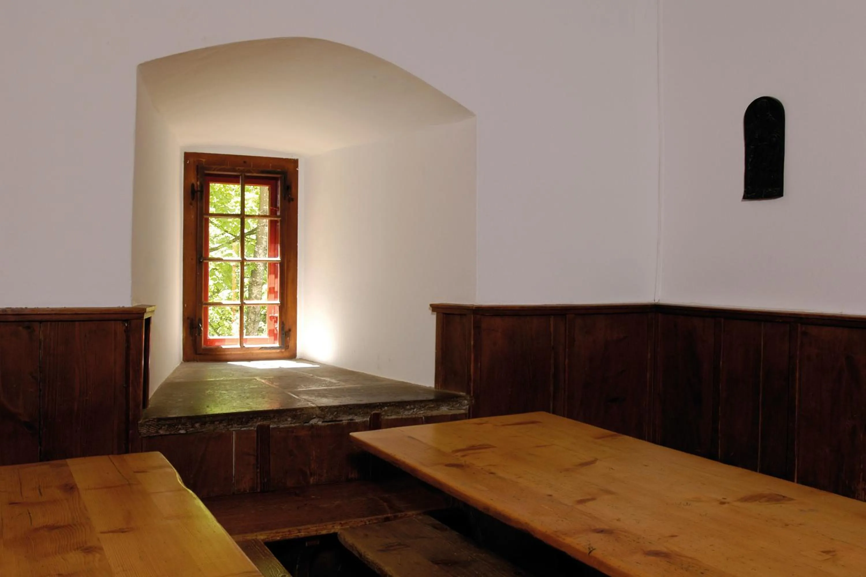 Communal lounge/ TV room in Mariastein-Rotberg Youth Hostel